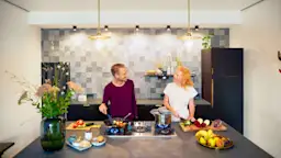 Vorbereitung des Abendessens Zur Vorbereitung des Abendessens ist ein Paar am kochen mit günstigen Ökogas von dem Stromanbieter NEW Energie.