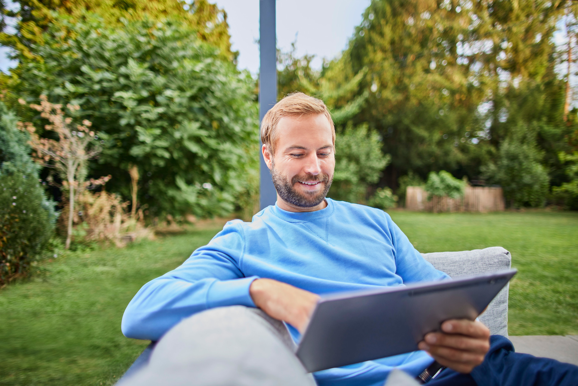 Ein Mann informiert sich mit einem Tablet über verschiedene Stromtarife der NEW Energie. Er möchte einen neuen Stromtarif abschließen.