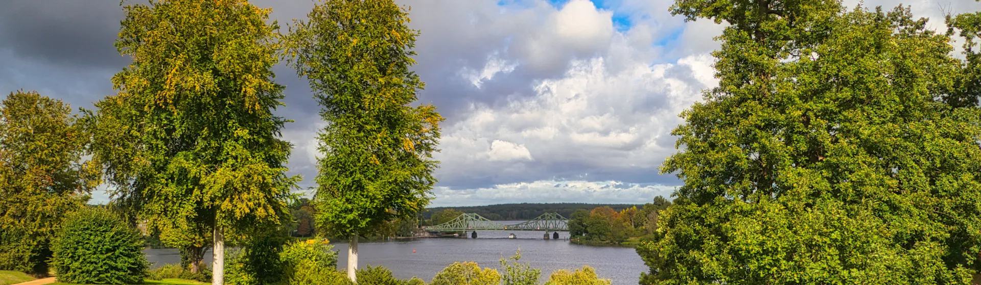 Potsdam Glienicker Brücke Blick von einer Wiese auf die Potsdam Glienicker Brücke.