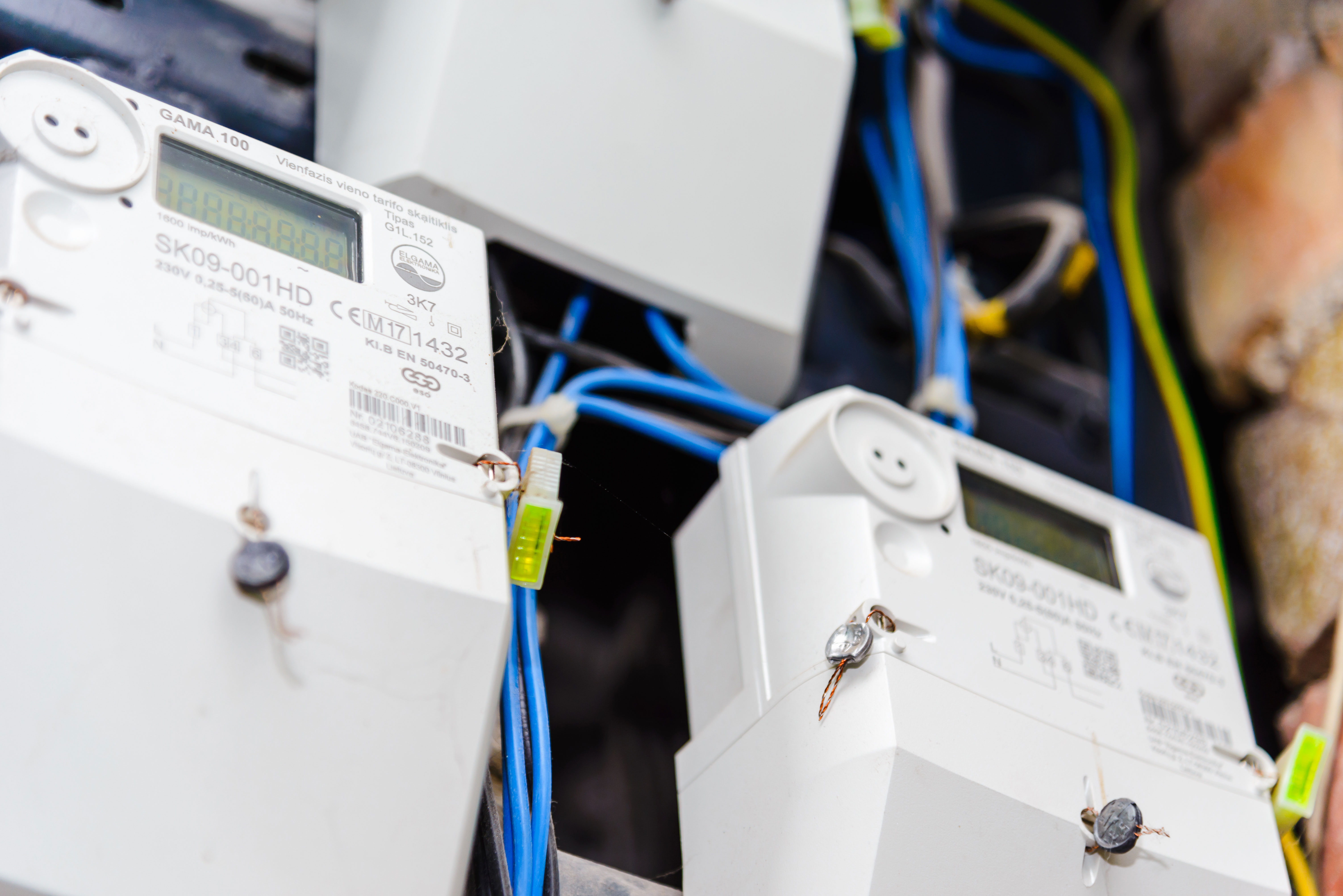 Ansicht von zwei weißen Stromzählern.