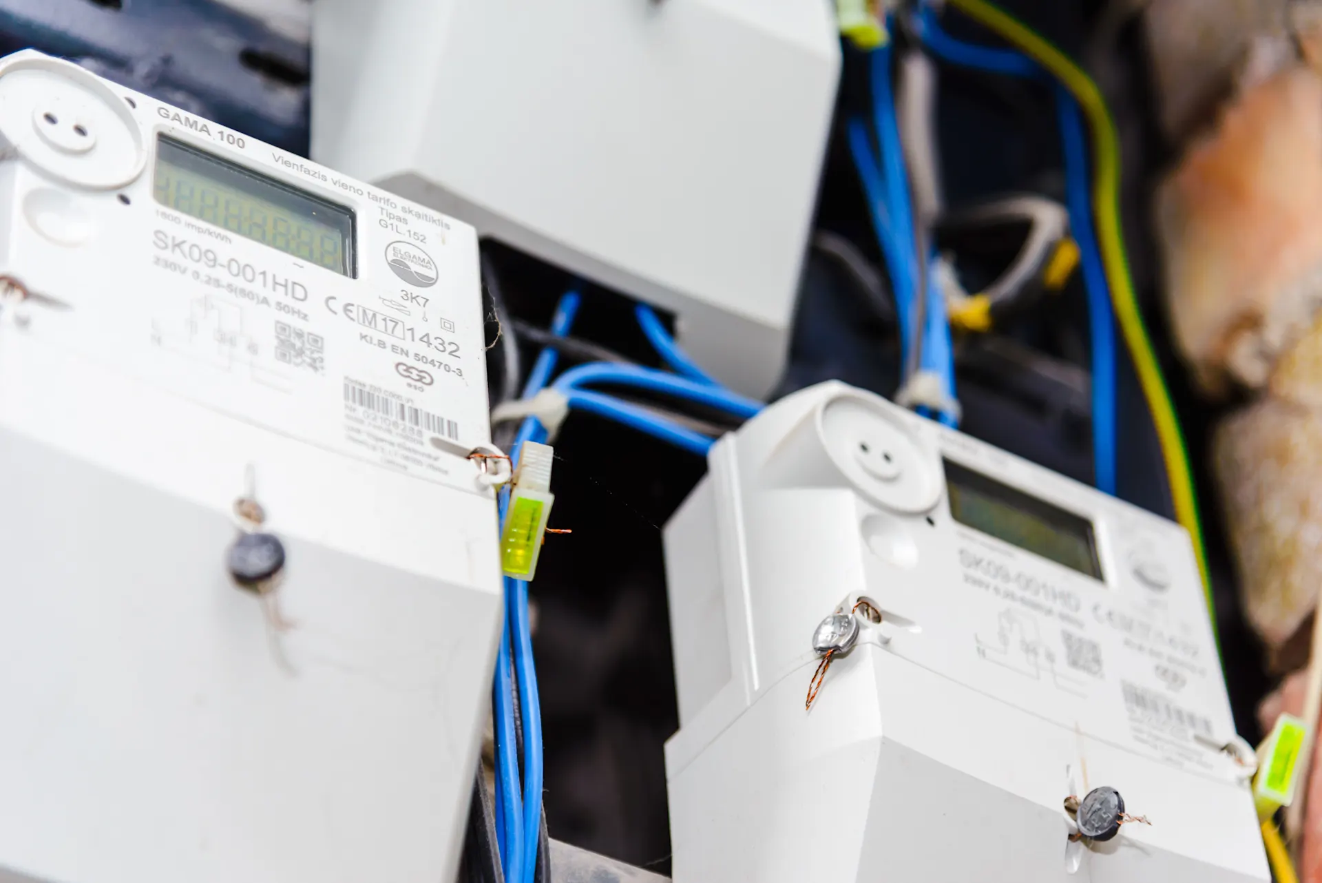 Ansicht von zwei weißen Stromzählern.