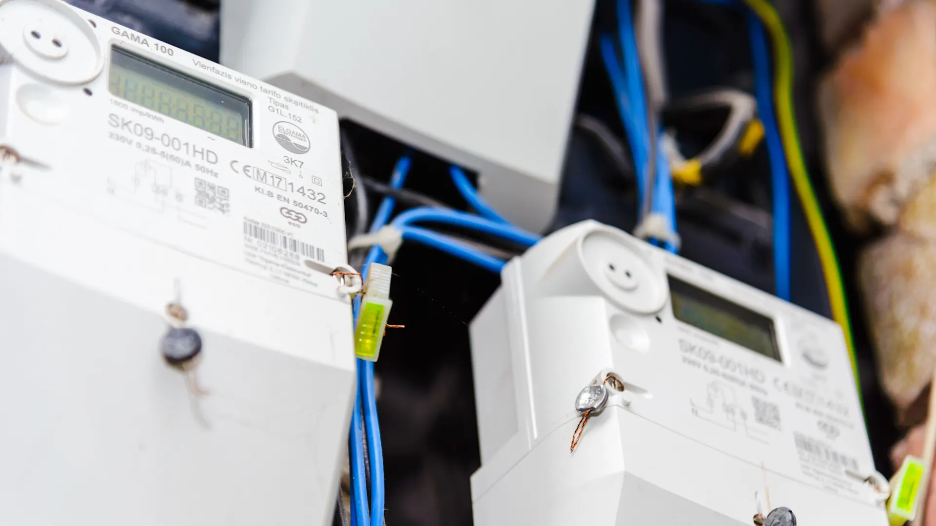 Stromzaehler richtig ablesen - So geht's Ansicht von zwei weißen Stromzählern.