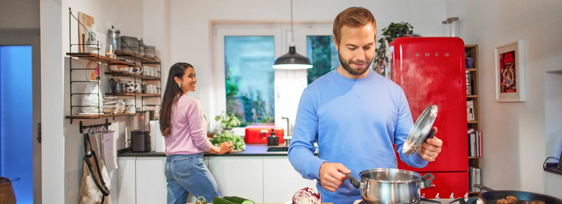 Gemeinsames Kochen mit der Familie Ein Pärchen kocht in einer Küche mit Gas von der NEW Energie.