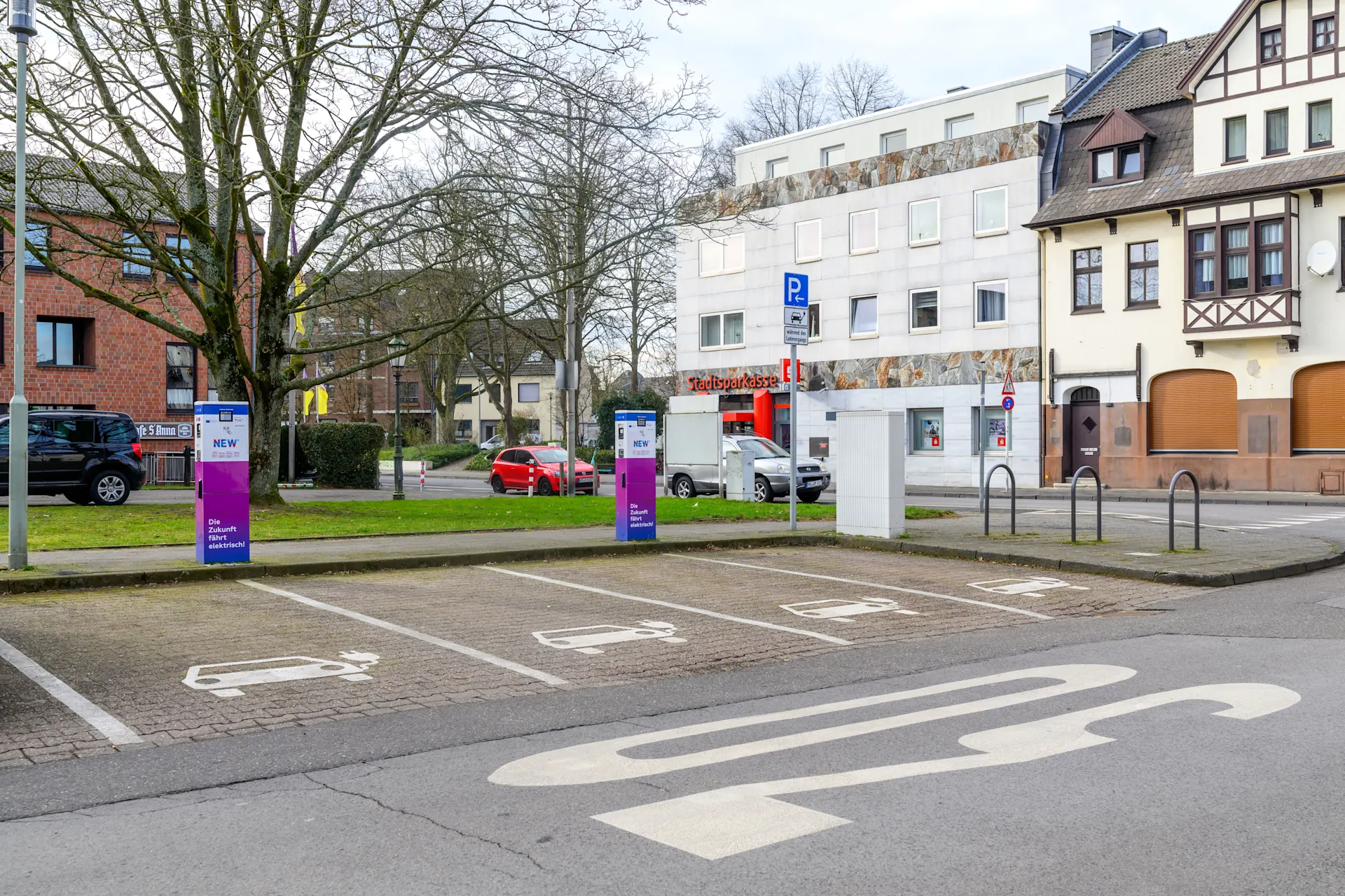 In der Annastraße in Mönchengladbach gibt es mehrere Parkplätze mit Ladesäulen der NEW Energie.