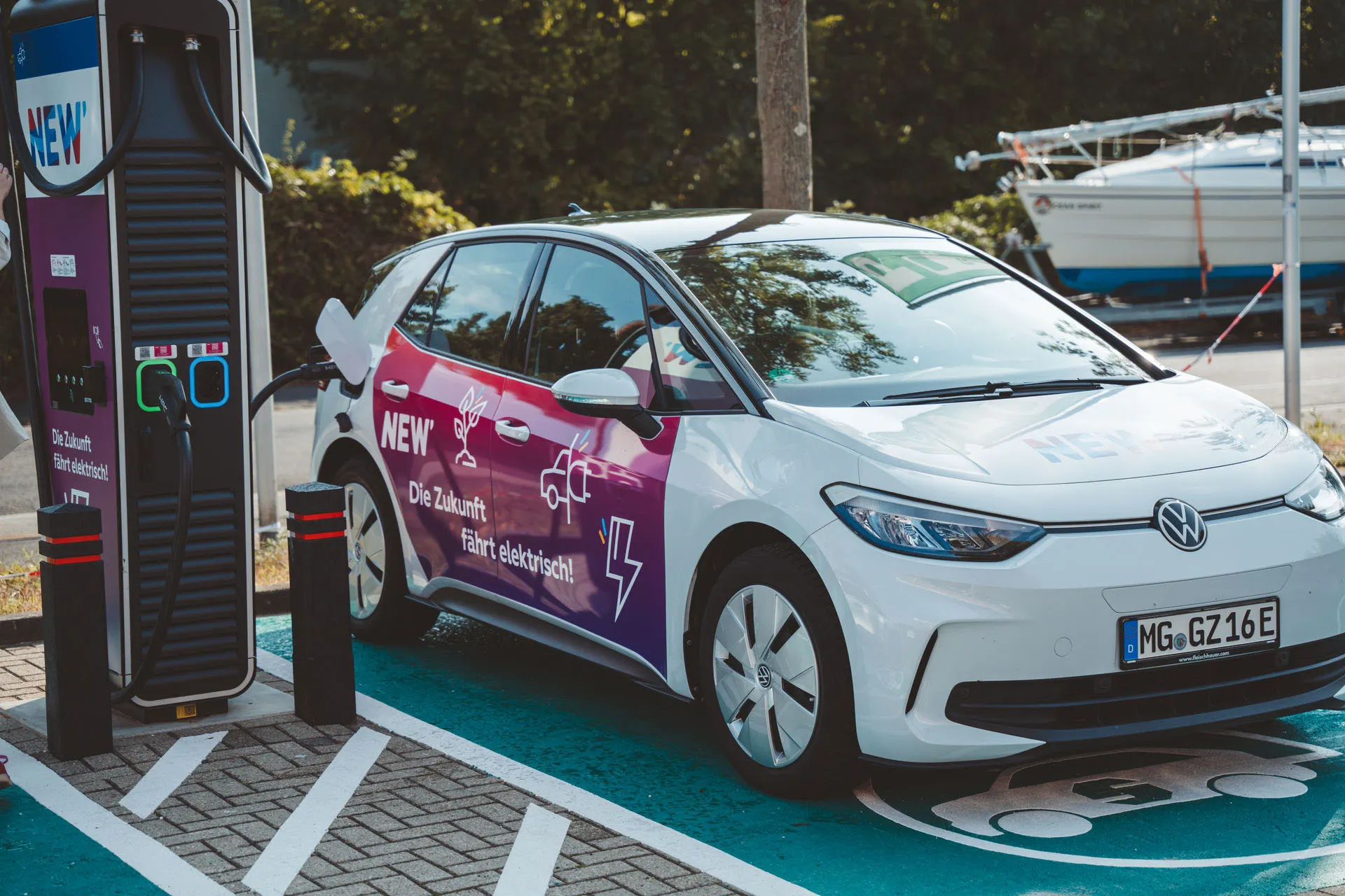 Ein E-Auto der NEW lädt bei Schaffrath an einer Ladesäule der NEW Energie.