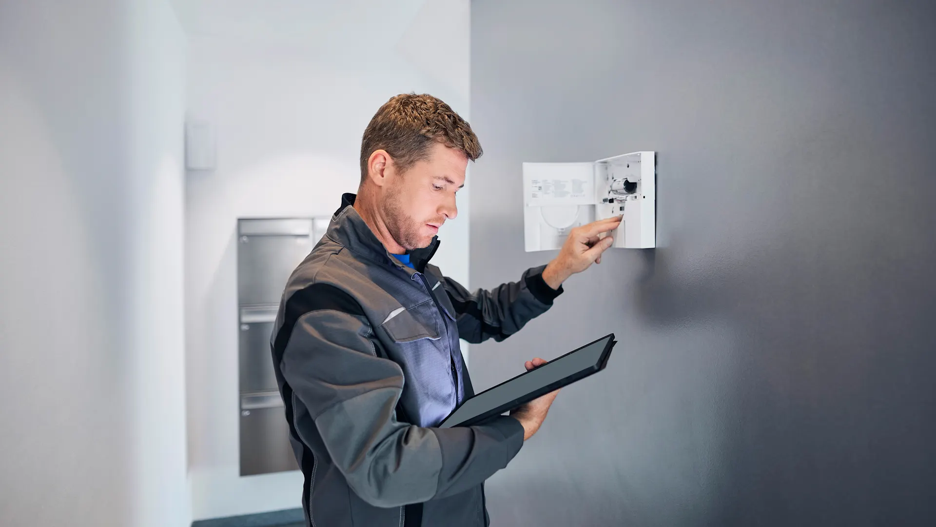 Überprüfung NEW DAT Ein Mann ist mit einer Überprüfung von NEW DAT und Gateway beschaeftigt.