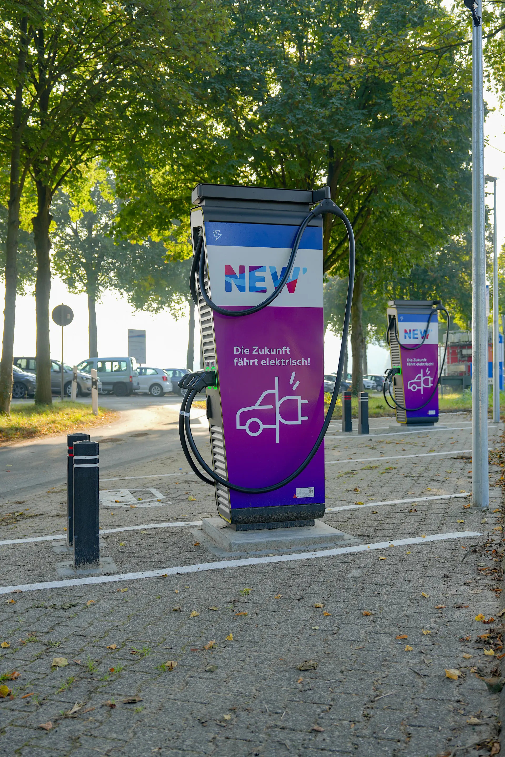 Ein Schnellladepark mit E-Ladesäulen der NEW Energie am Wasserwerk Helenabrunn.