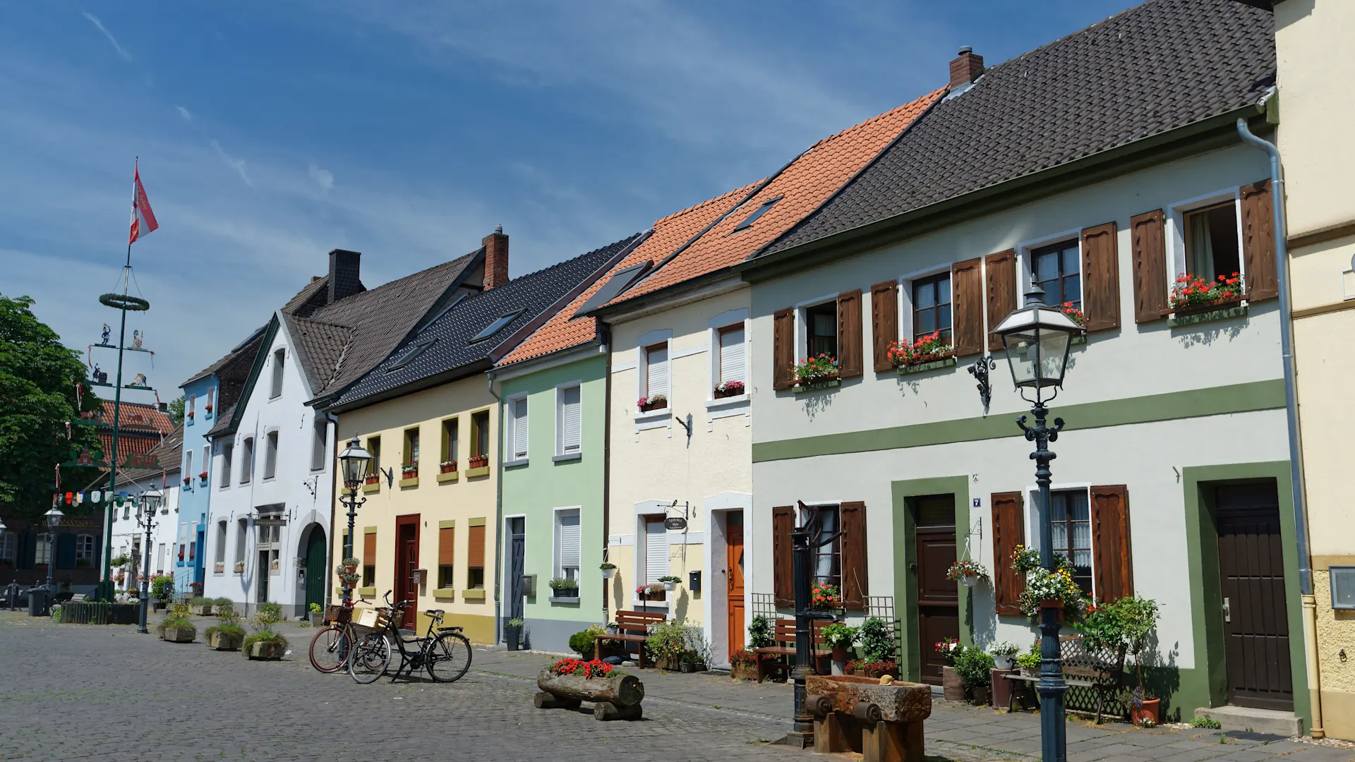 NEW Energie für Krefeld-Linn Sicht auf bunte Häuser in einer Straße in Krefeld-Linn.