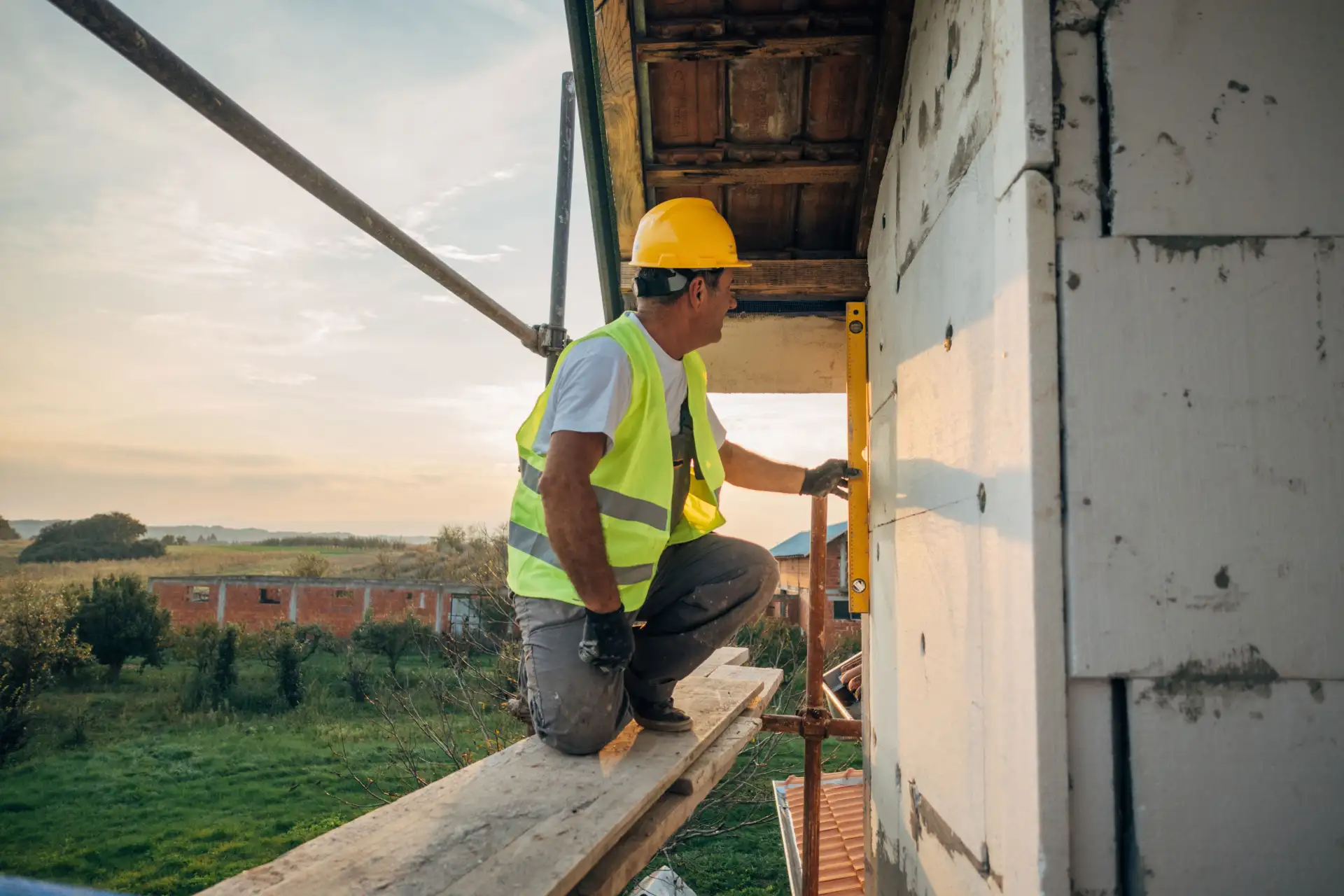 Es wird zur Verbesserung der Energieeffizienz an der Hauswand gearbeitet.