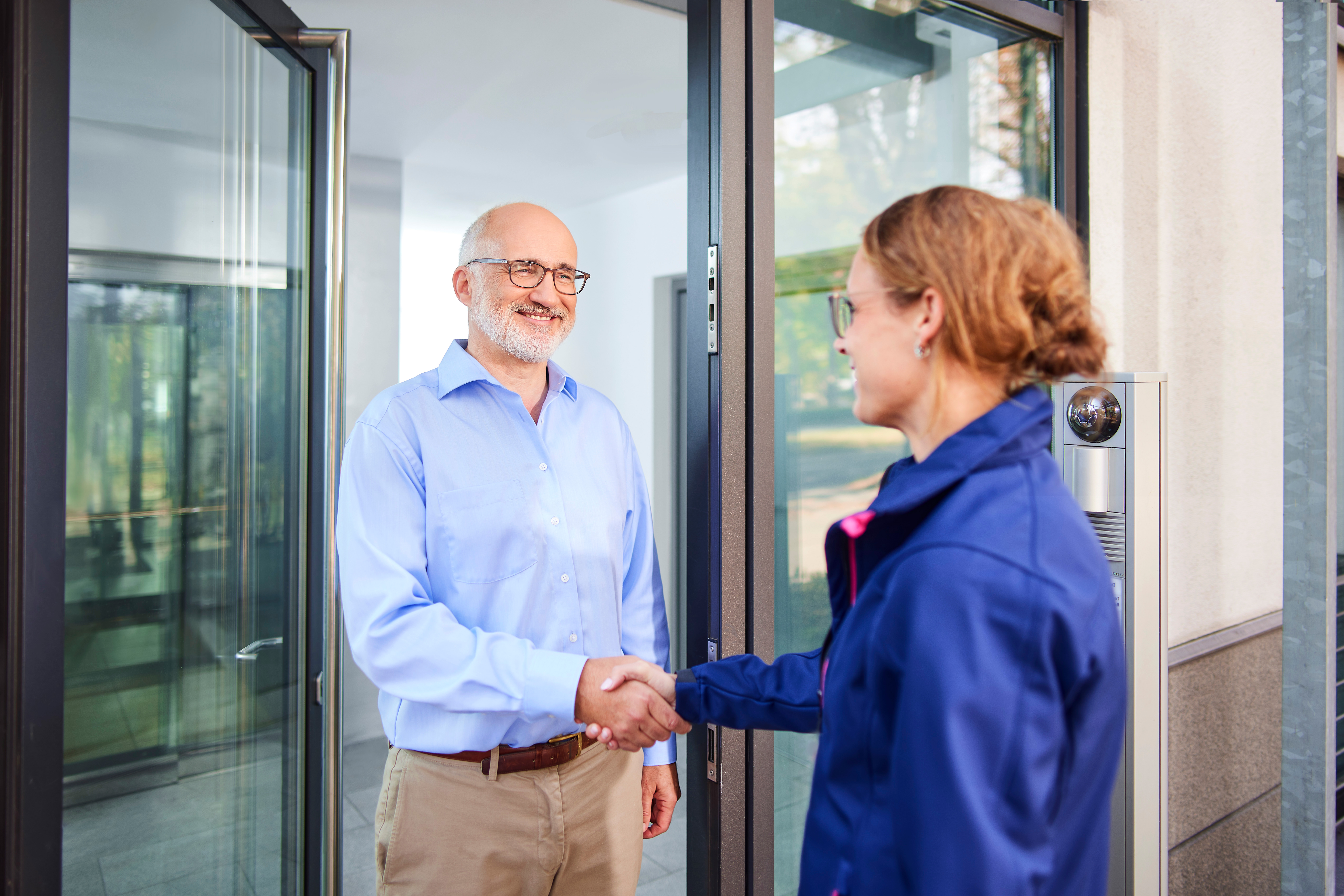 Ein Vermieter und Verwalter erhaelt durch eine Beraterin der NEW eine NEW DAT Beratung.