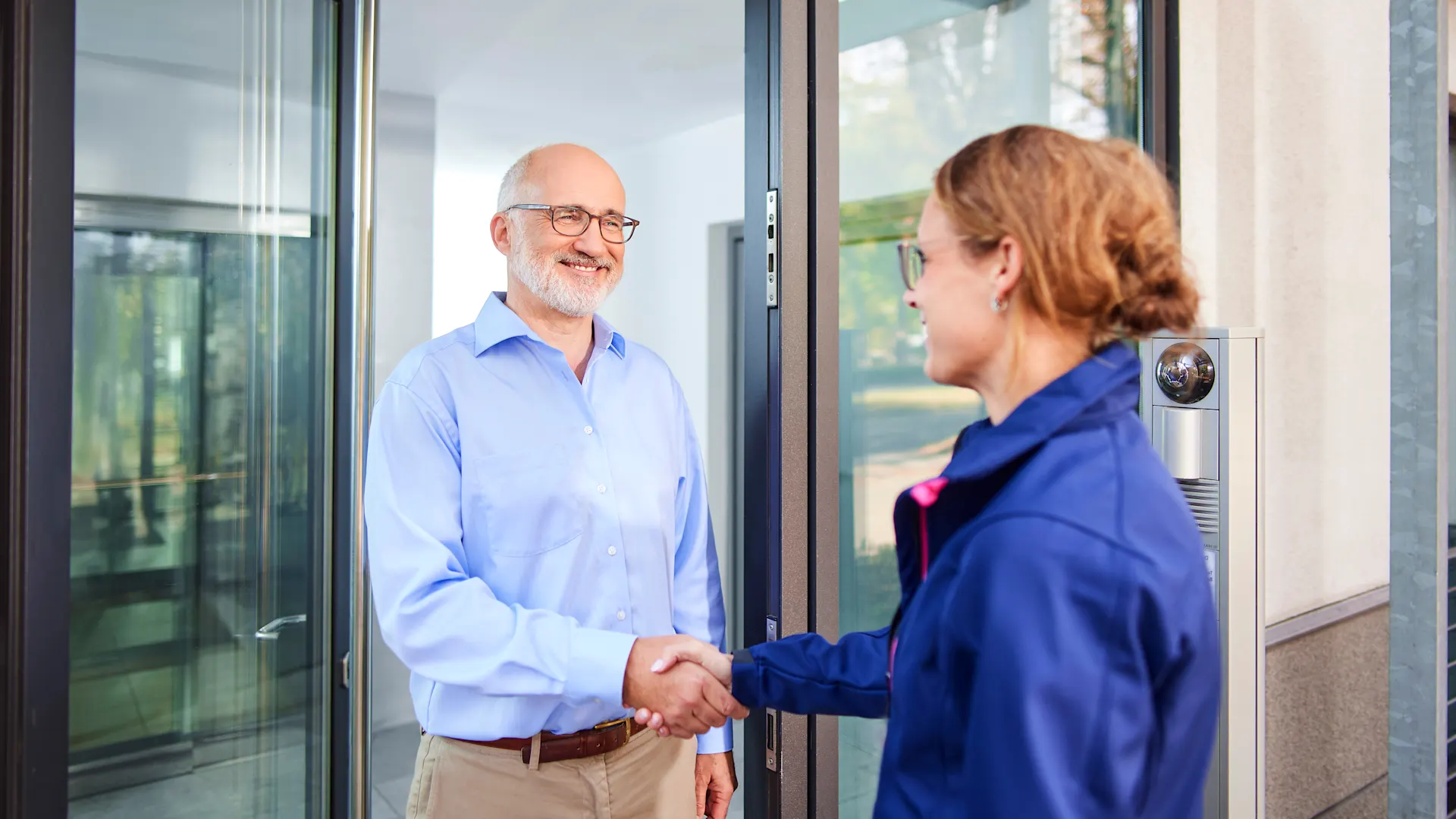 NEW DAT Beratung durch Vermieter und Verwalter Ein Vermieter und Verwalter erhaelt durch eine Beraterin der NEW eine NEW DAT Beratung.