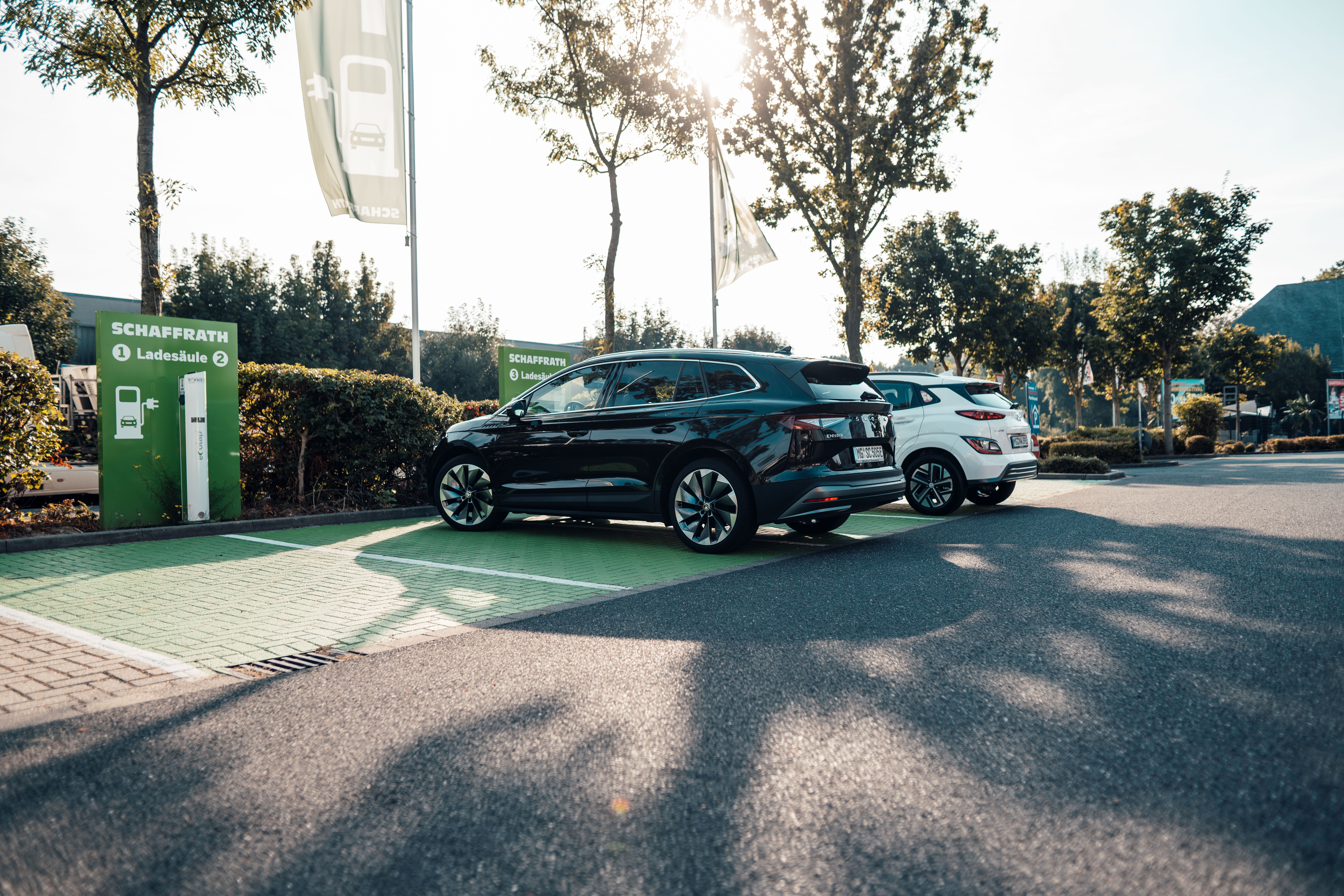 Zwei Autos wurden auf einem öffentlichen Parkplatz mit Ladestationen für E-Autos geparkt.