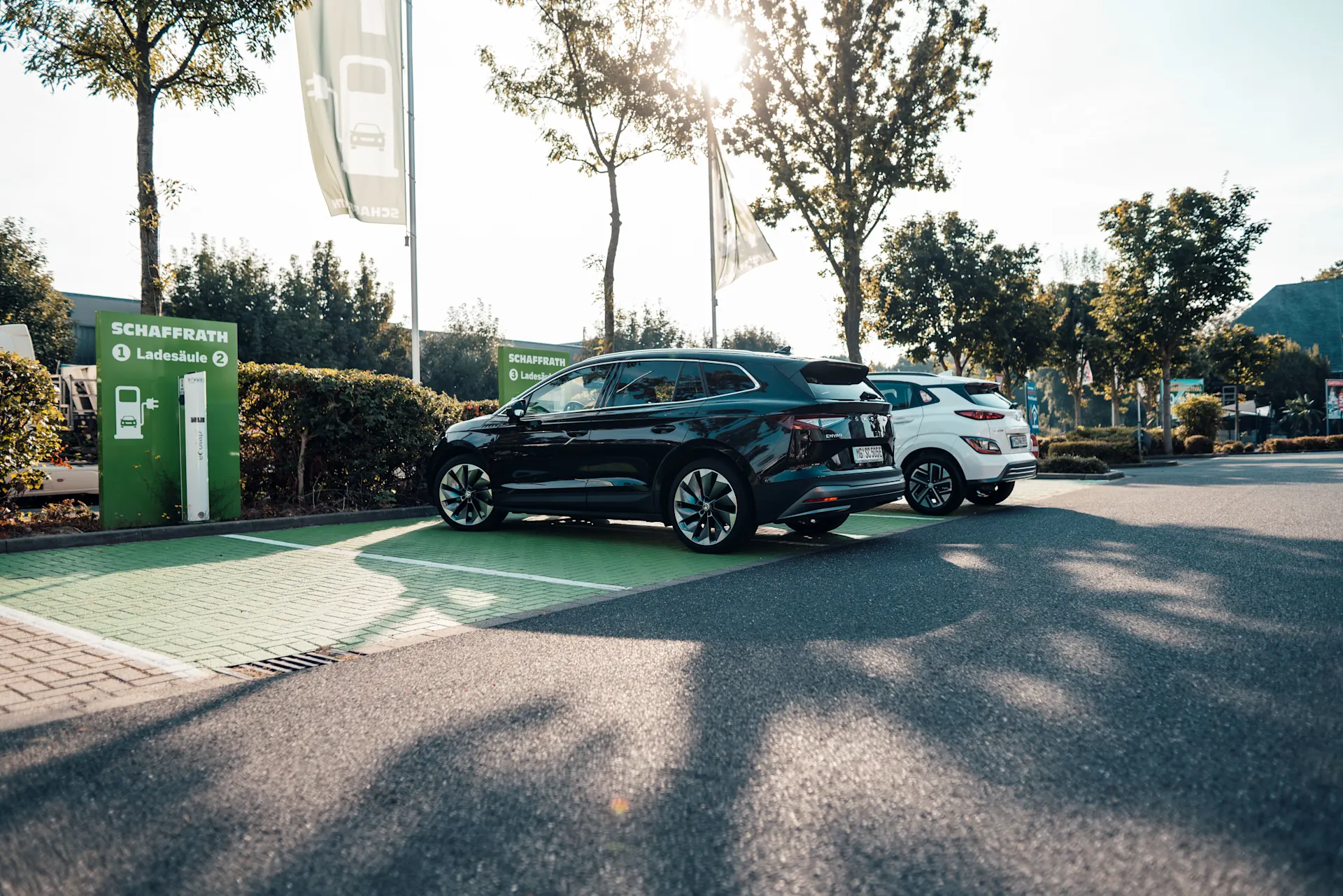 Zwei Autos wurden auf einem öffentlichen Parkplatz mit Ladestationen für E-Autos geparkt.
