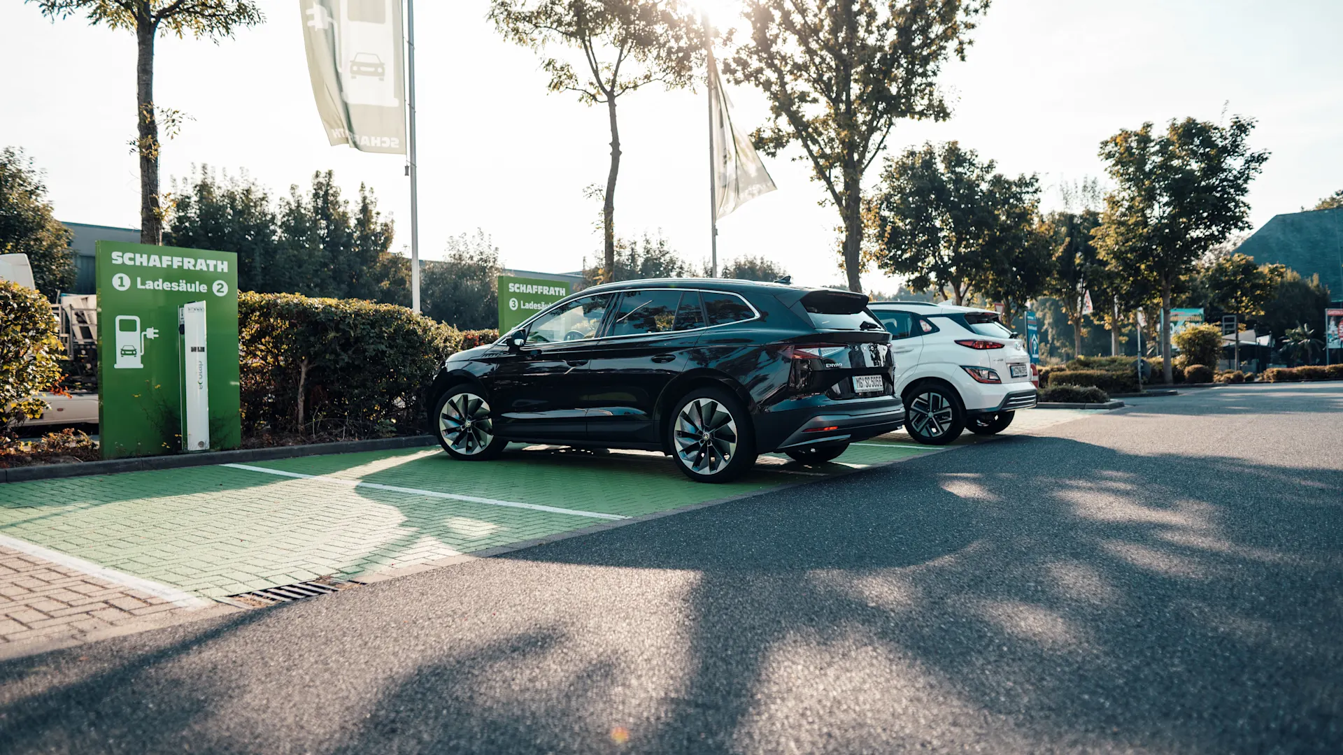 E-Laden in der Öffentlichkeit Zwei Autos wurden auf einem öffentlichen Parkplatz mit Ladestationen für E-Autos geparkt.