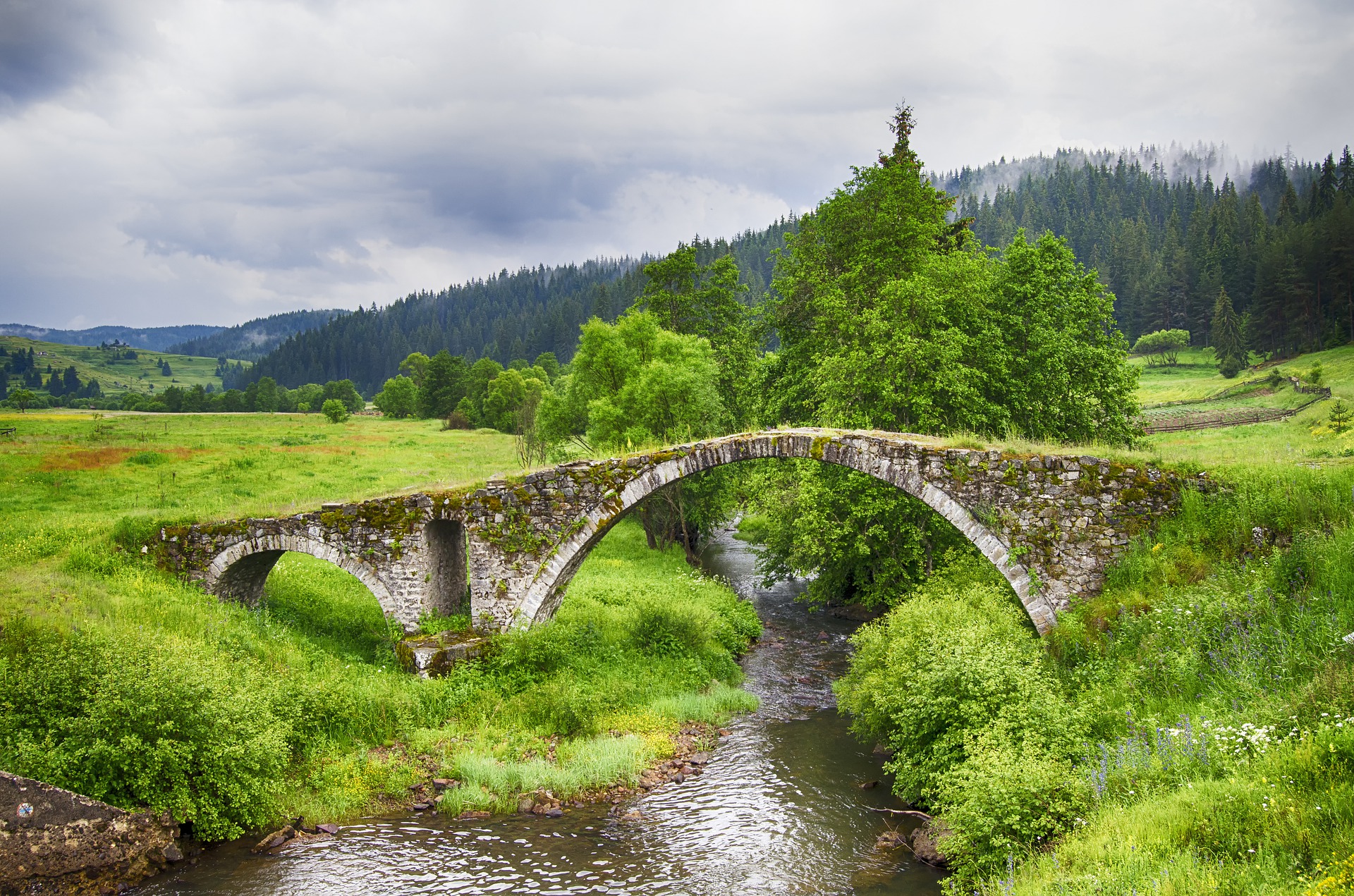 Steinere Brücke über einem schmalen Fluss in Bulgarien.