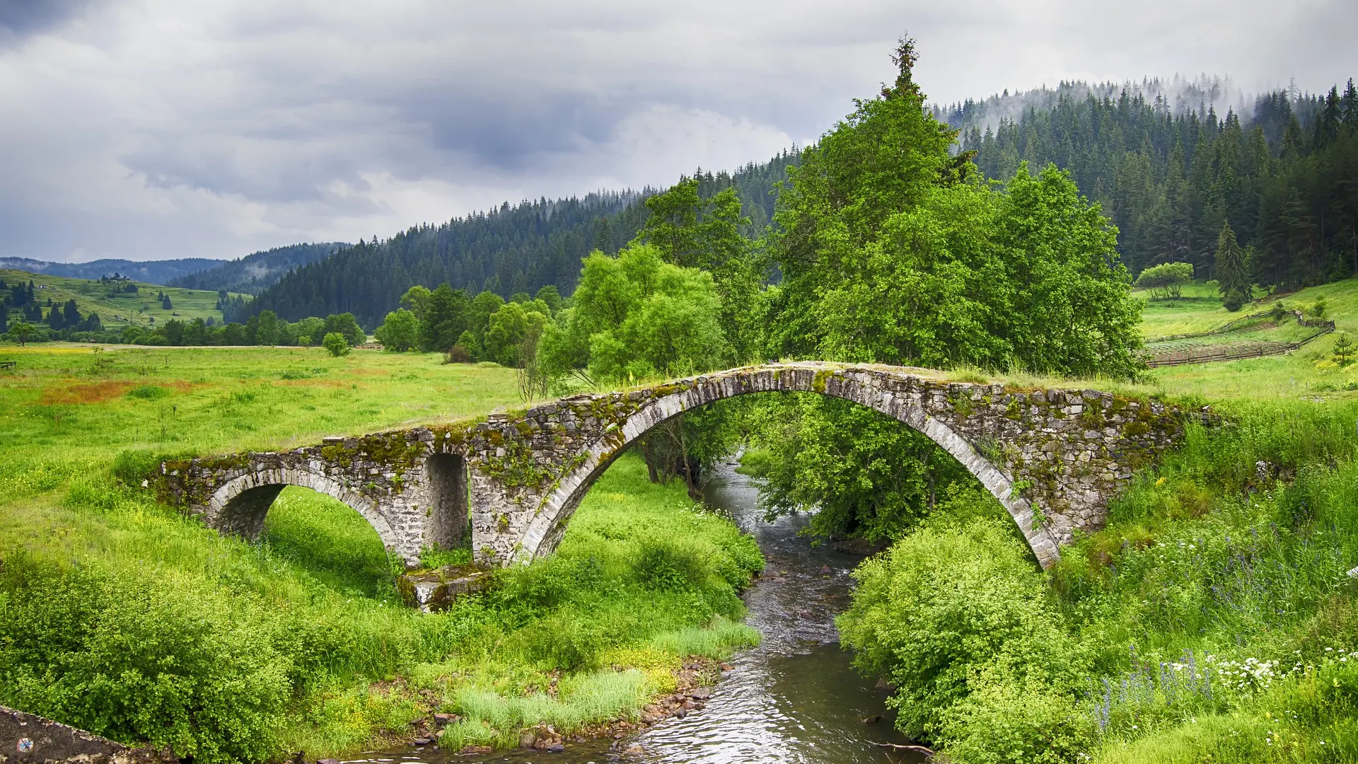 Methangasnutzung in Bulgarien- Blauer Himmel Gas Steinere Brücke über einem schmalen Fluss in Bulgarien.