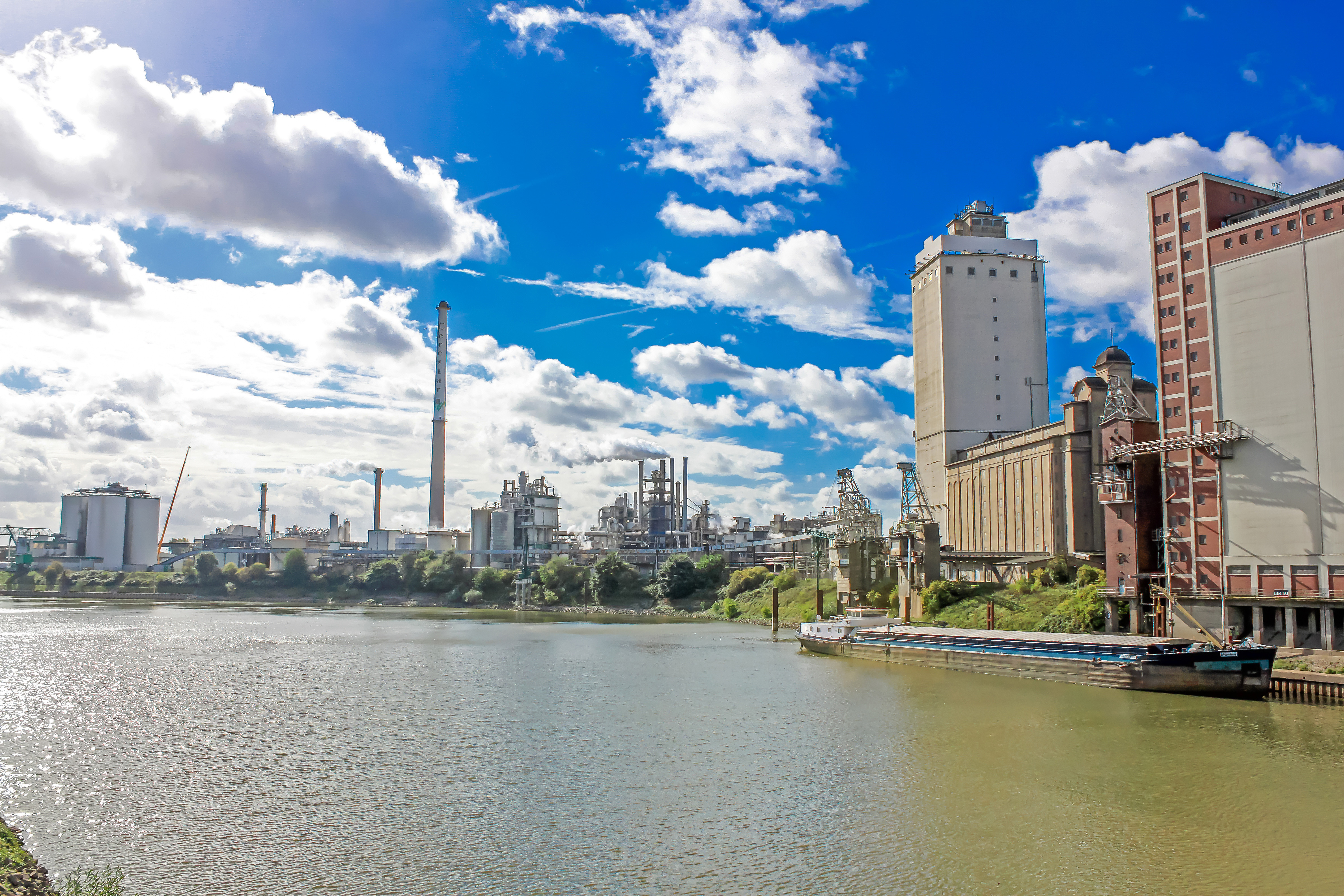Blick auf deen Binnenhafen in Krefeld.