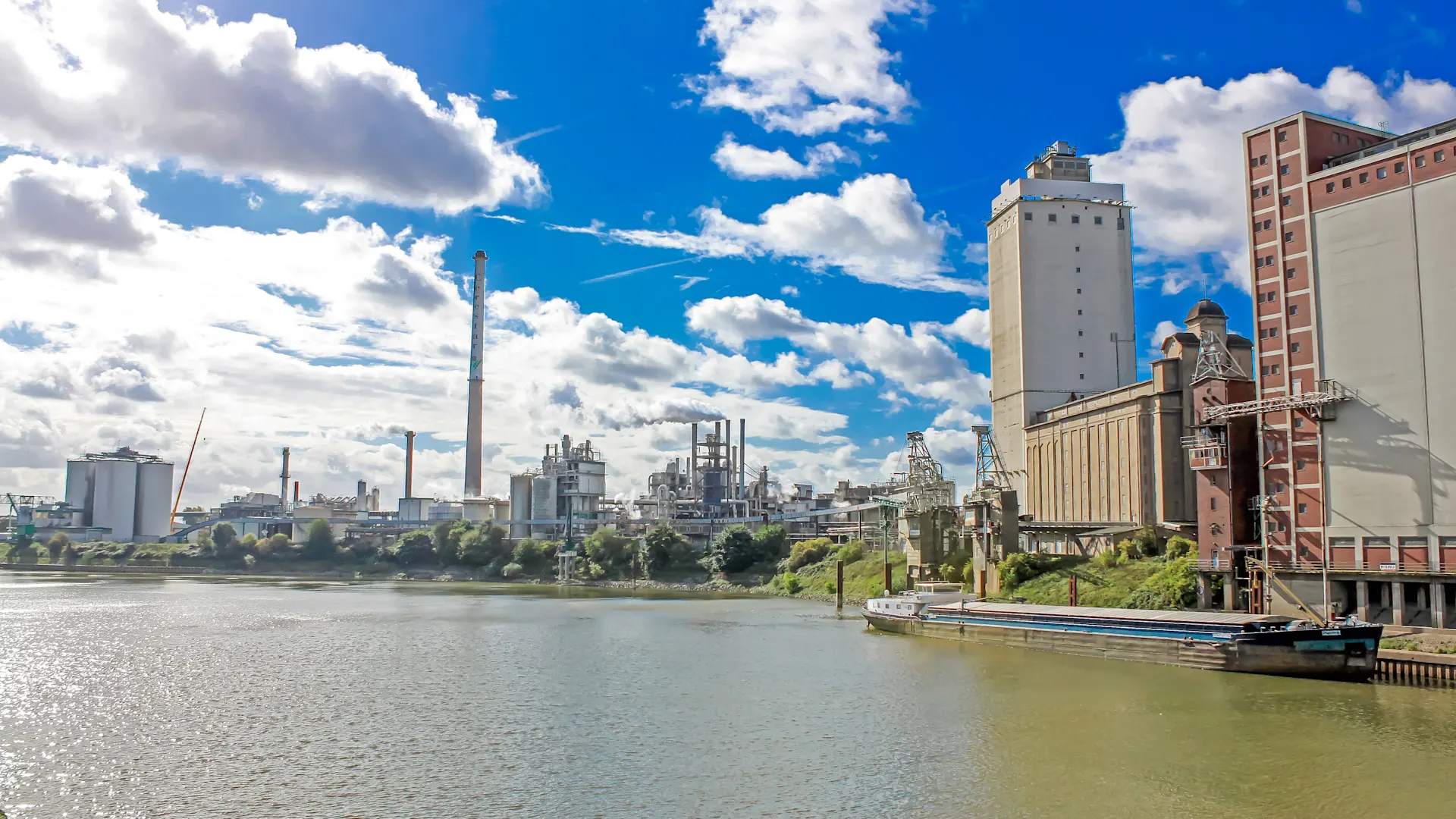 Strom von NEW Energie für den Binnenhafen Krefeld Blick auf deen Binnenhafen in Krefeld.