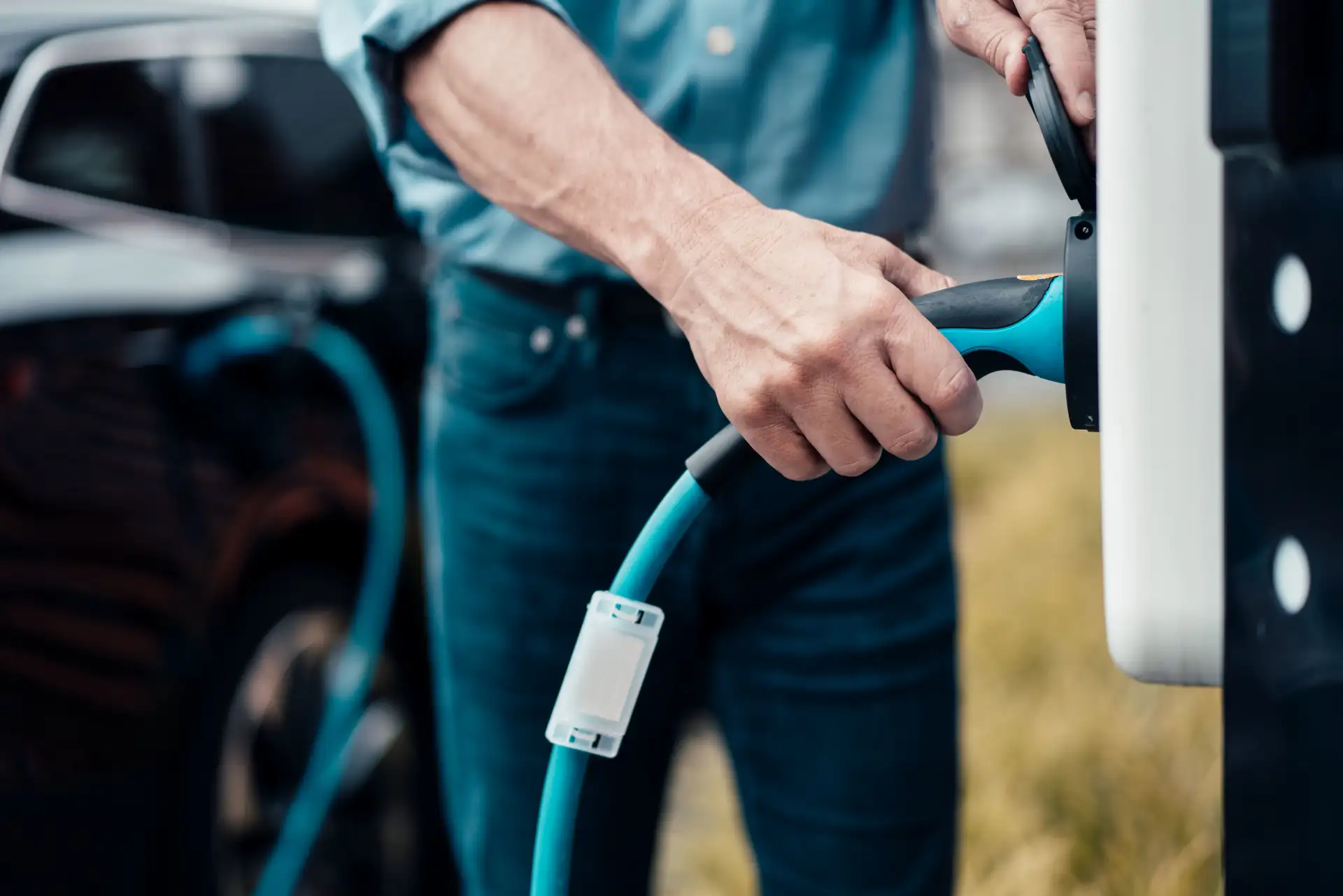 Das Ladekabel steckt in der Wallbox und das Auto wird mit günstigem Autostrom geladen.