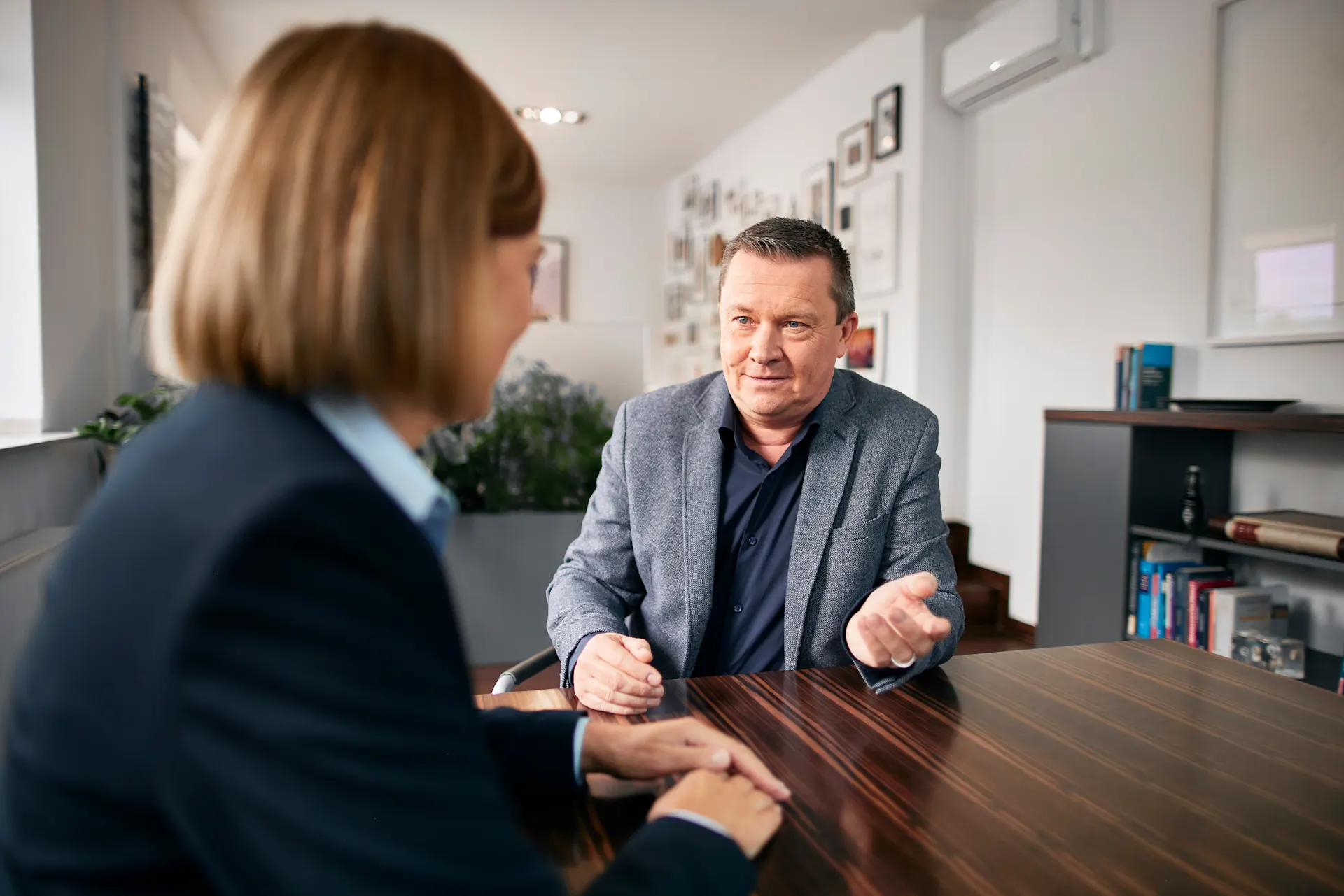 Eine Frau und ein Mann führen eine Geschäftskundenberatung.