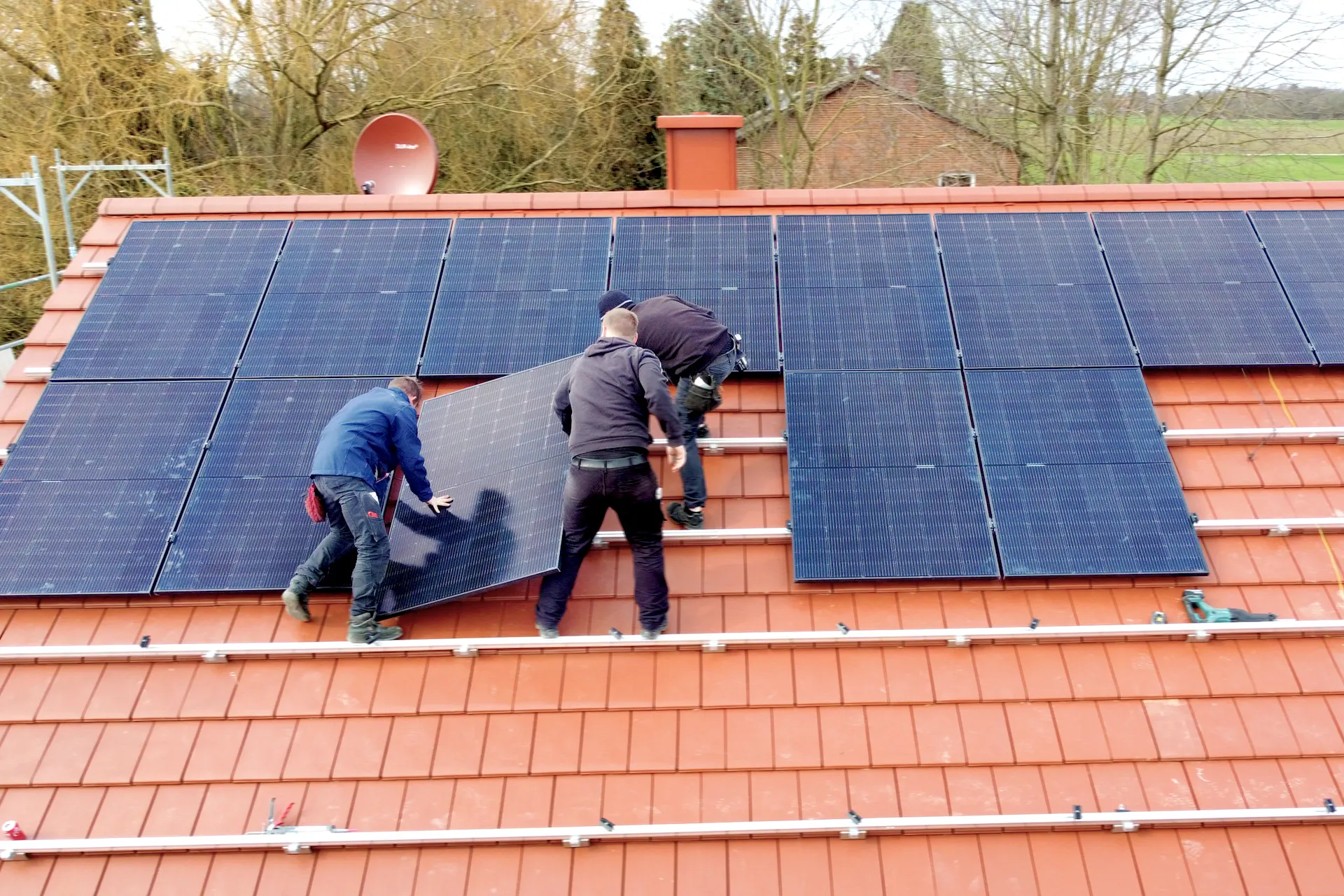 Montage einer PV-Anlage Mehrere Mitarbeiter der NEW montieren eine Photovoltaik-Anlage der NEW Energie auf einem Dach zur Herstellung von Ökostrom.