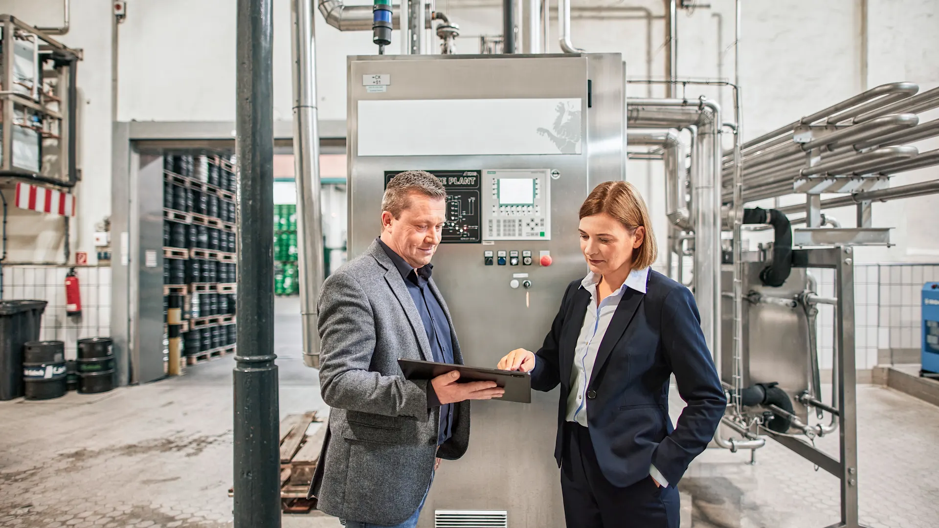 Lastgangberatung in Produktion Eine Geschäftsführerin erhält eine Lastgangberatung.