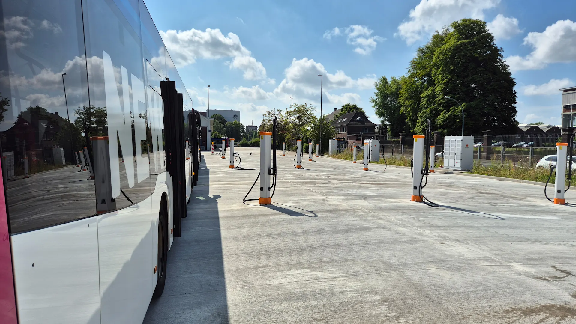 E-Ladesäulen neben einem NEW Bus auf dem Gelände der NEW.