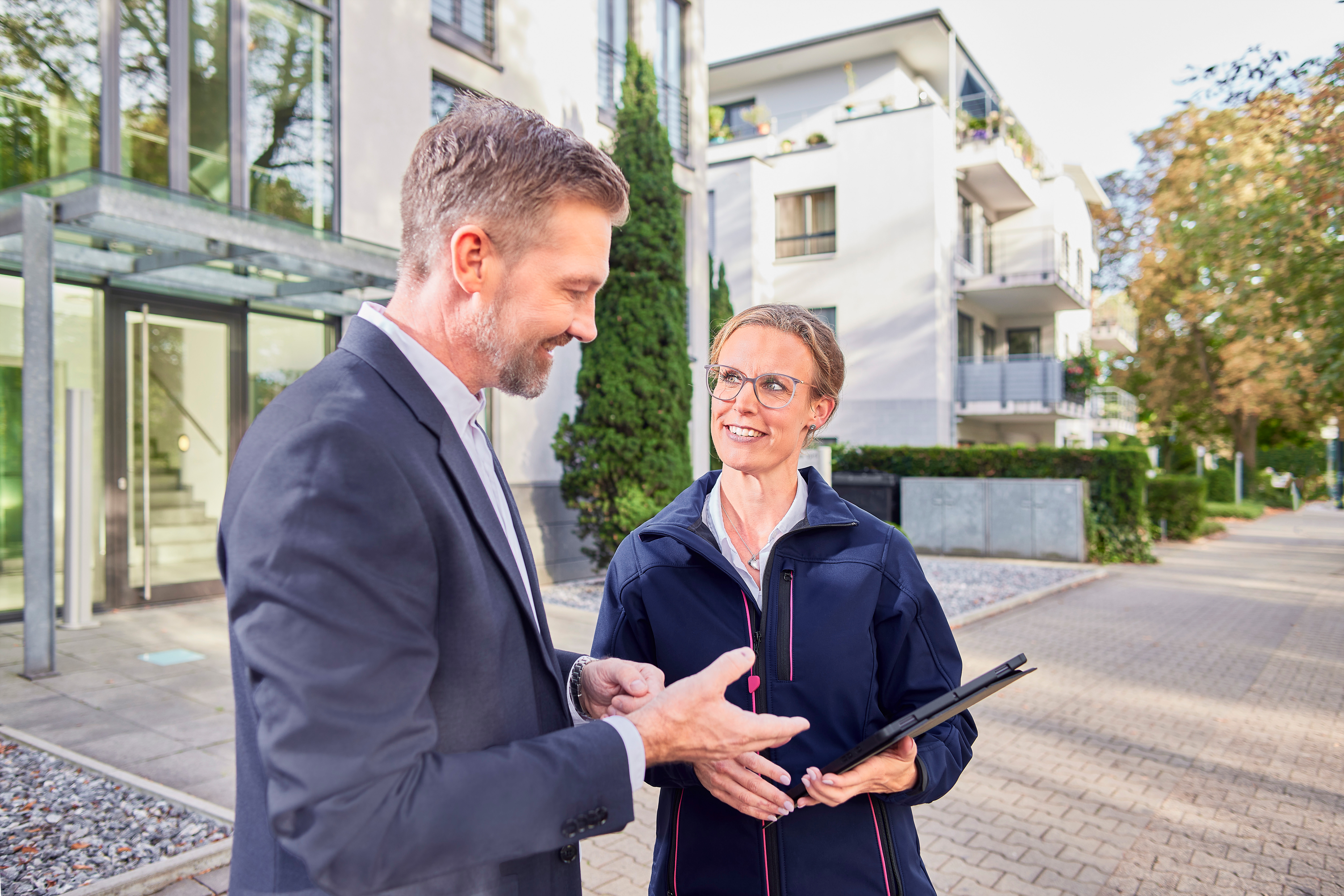 Eine Mitarbeiterin der NEW Energie leistet einen Beratungsservice zu NEW DAT bei der Verwaltung.