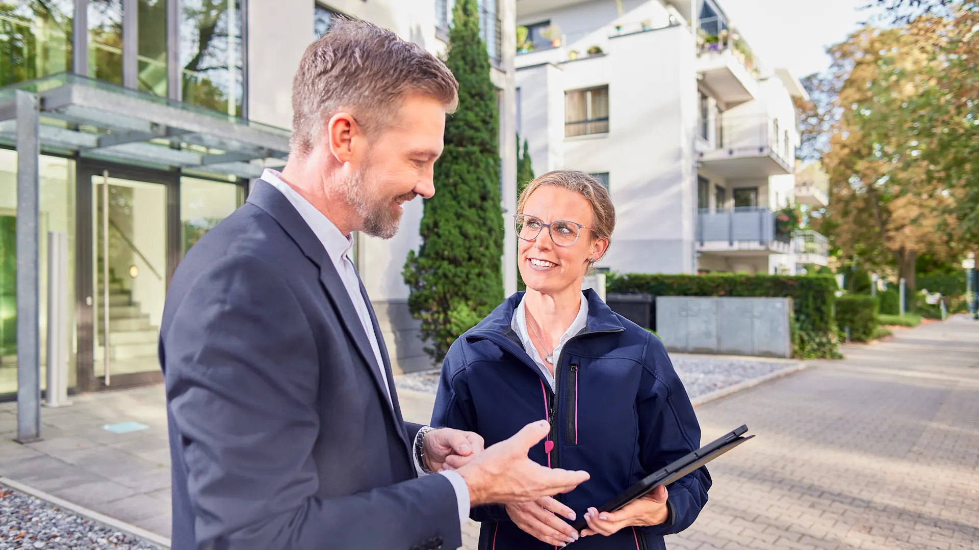 Beratungsservice der NEW Energie Eine Mitarbeiterin der NEW Energie leistet einen Beratungsservice zu NEW DAT bei der Verwaltung.