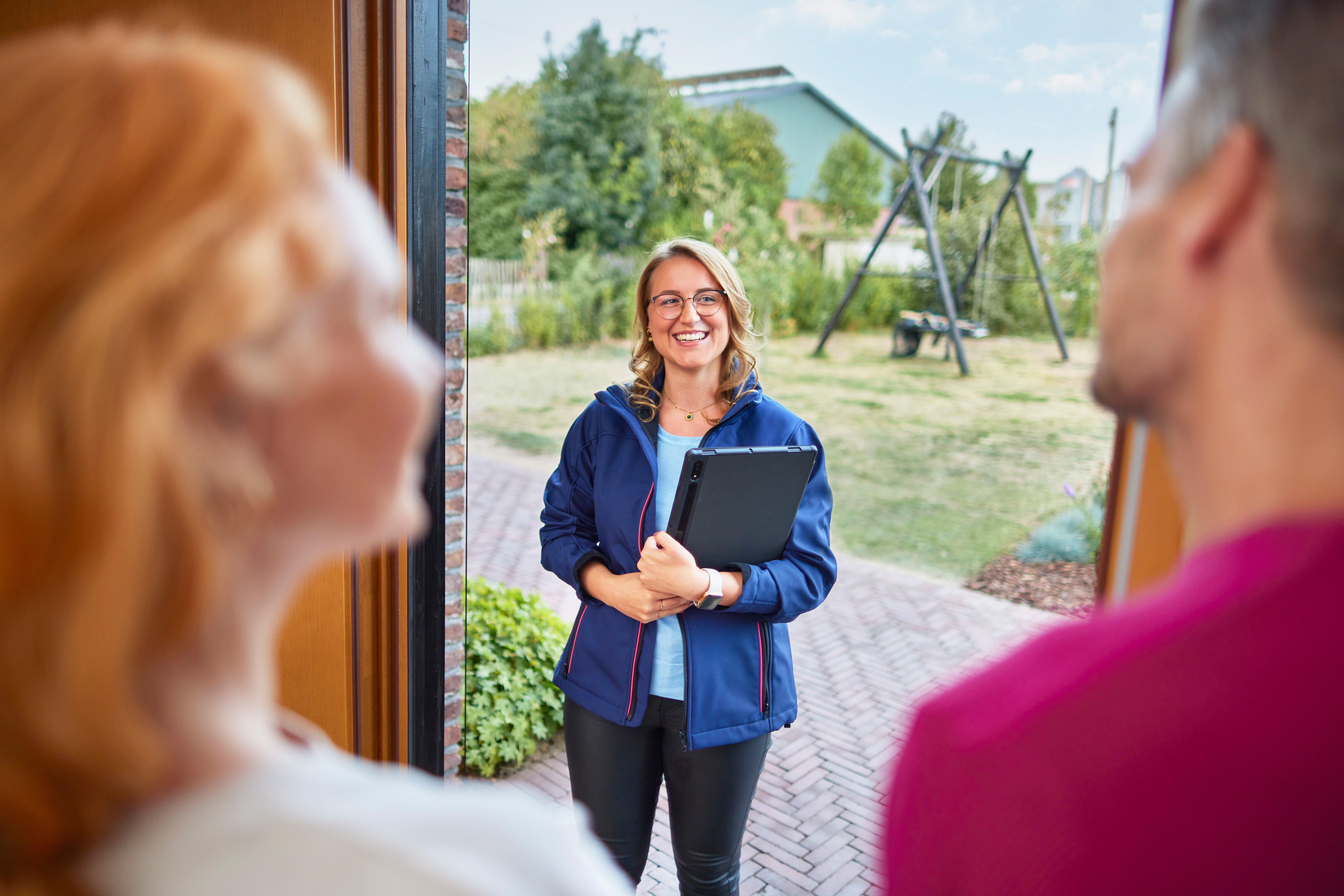 Eine NEW Mitarbeiterin besucht Kunden Zuhause anlässlich der Montage von einer Solaranlage, speziell eine Photovoltaikanlage der NEW Energie.