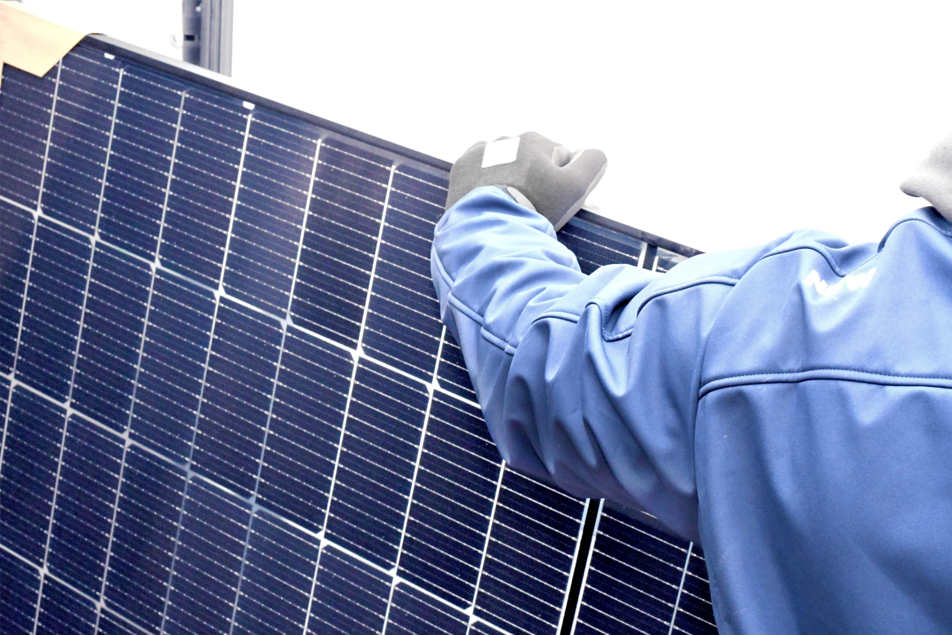 Ein Mann hält eine Solarzelle von dem Stromanbieter NEW Energie fest, welche zur Herstellung von Ökostrom verwendet wird.