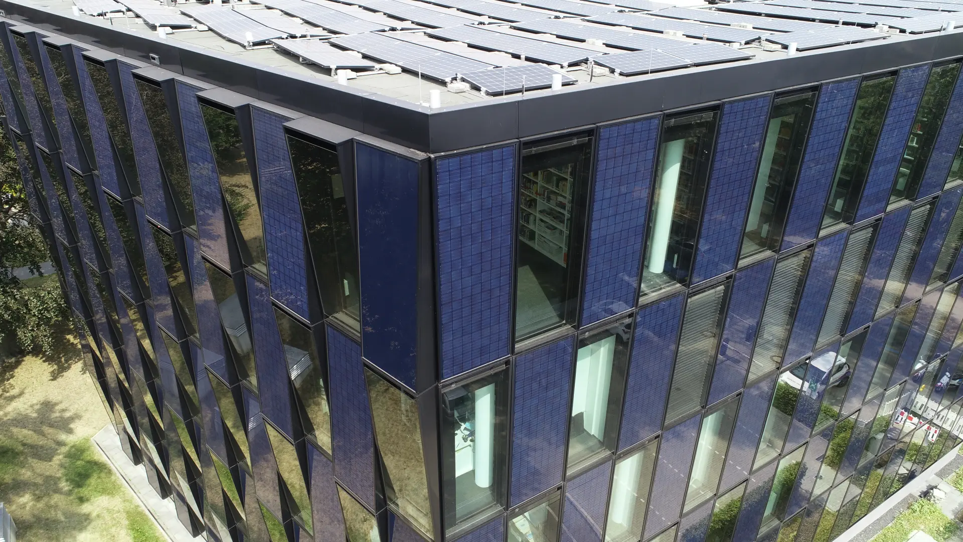 Ein Gebäude ist mit Solarzellen an der Außenfassade ausgestattet.