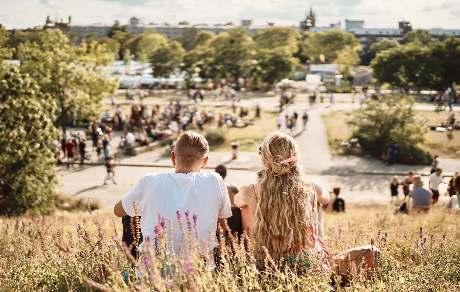 Gemütliches Zusammensein im Berliner Mauerpark.