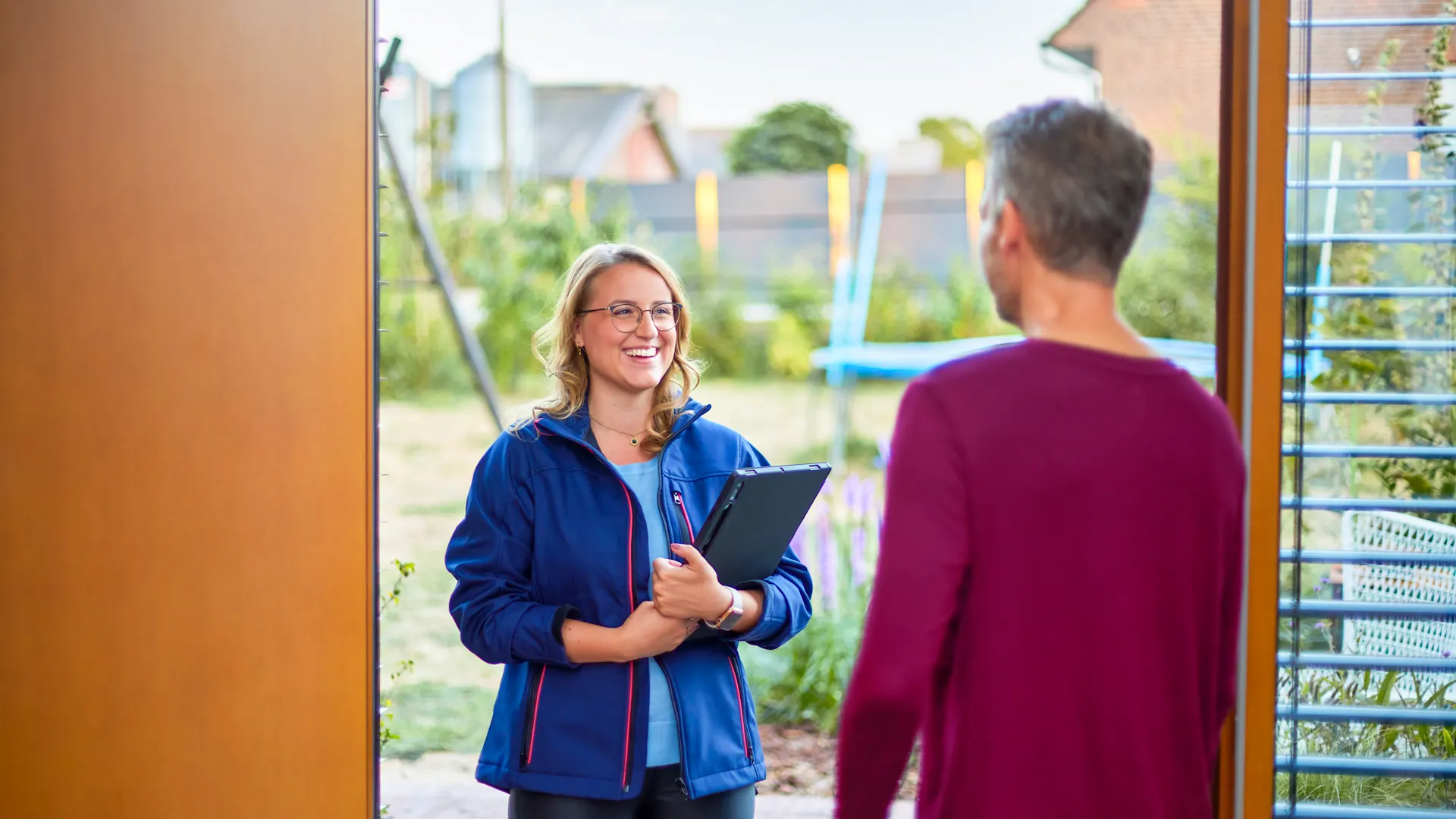 Beratung zur Photovoltaikanlage Eine NEW Mitarbeiterin besucht einen Kunden zu Hause. Sie führt eine Beratung durch für eine PV-Anlage von der NEW Energie.