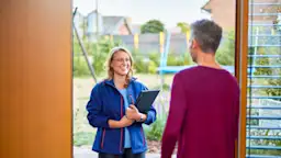 Beratung zur Photovoltaikanlage Eine NEW Mitarbeiterin besucht einen Kunden zu Hause. Sie führt eine Beratung durch für eine PV-Anlage von der NEW Energie.