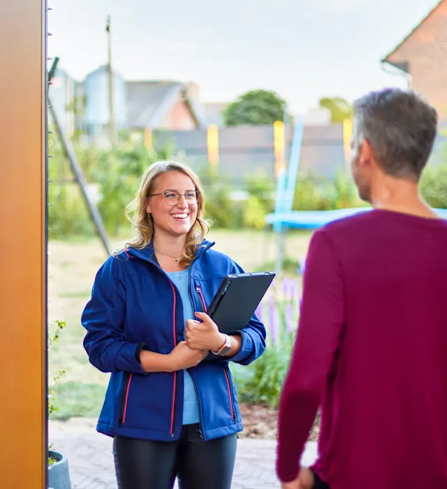 Beratung zur Photovoltaikanlage Eine NEW Mitarbeiterin besucht einen Kunden zu Hause. Sie führt eine Beratung durch für eine PV-Anlage von der NEW Energie.
