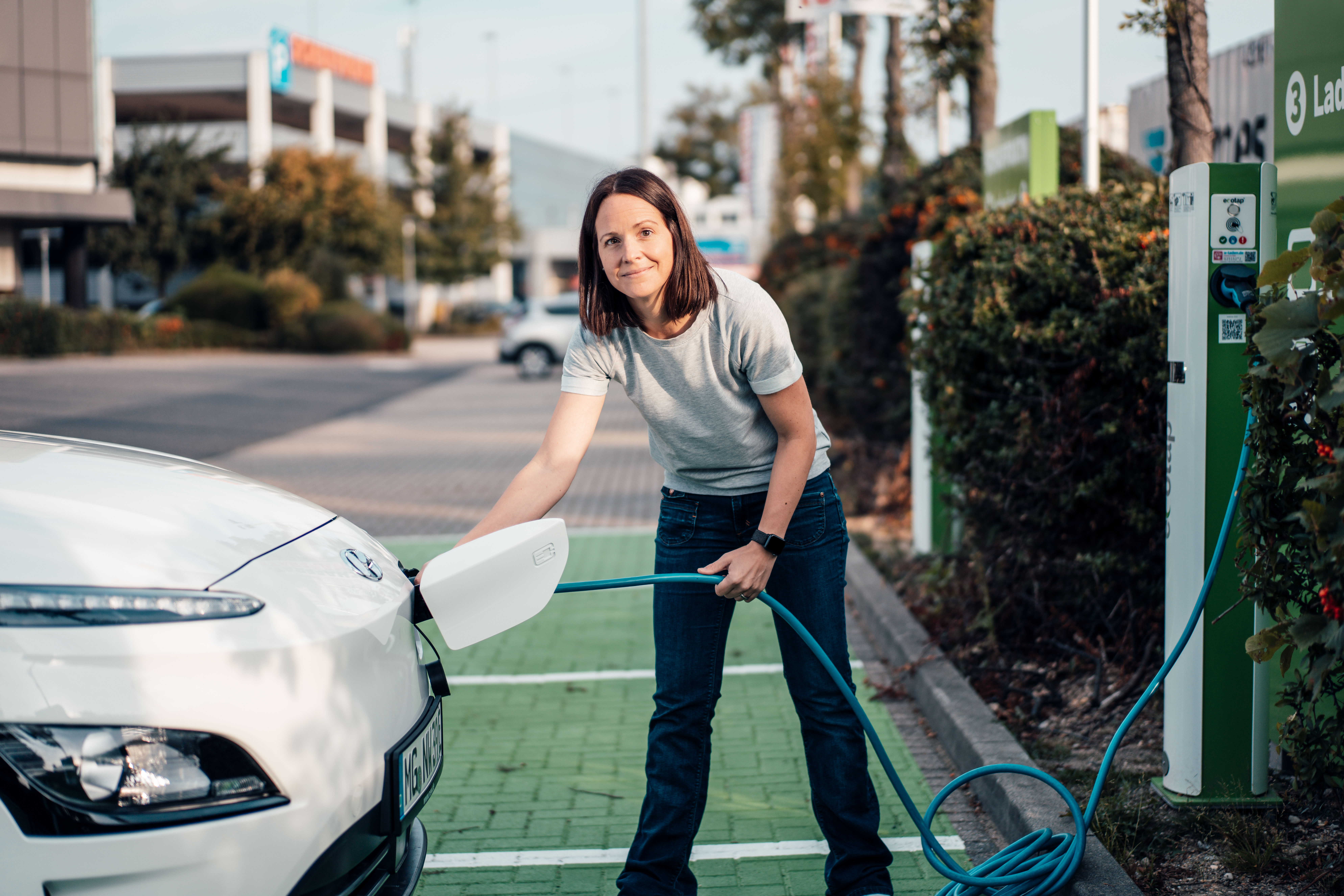 Laden eines Elektroauto ist überall möglich.