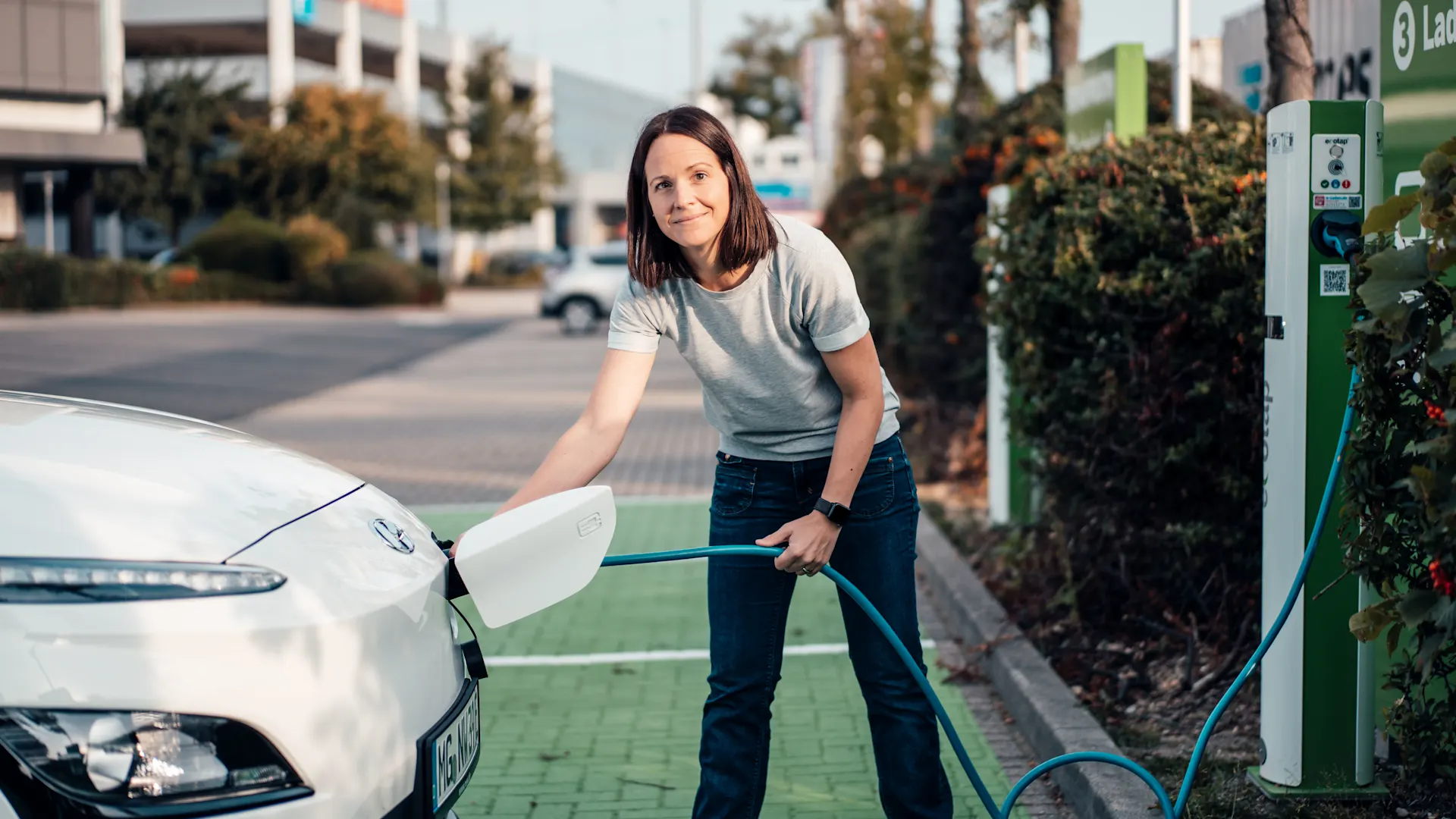Laden des Elektroautos an öffentlicher Ladesäule Laden eines Elektroauto ist überall möglich.