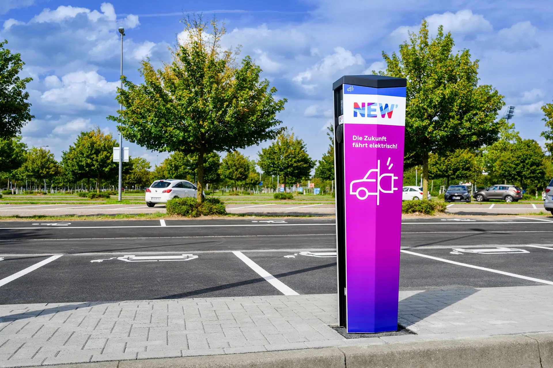 Ladesäule der NEW Energie am Borussia-Park Am Borussia-Park in Mönchengladbach stehen mehrere Ladesäulen der NEW Energie.
