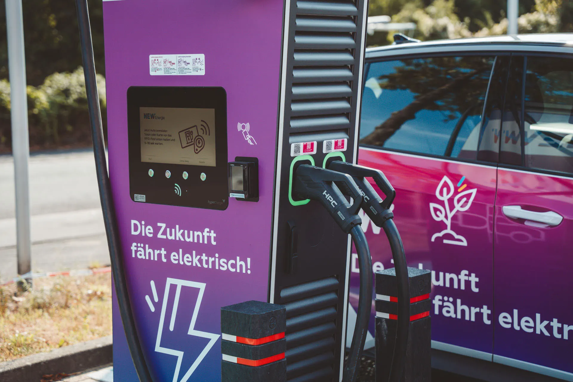 Ladesäule bei Schaffrath Ein Elektroauto der NEW lädt an einer Ladesäule der NEW Energie bei Schaffrath.