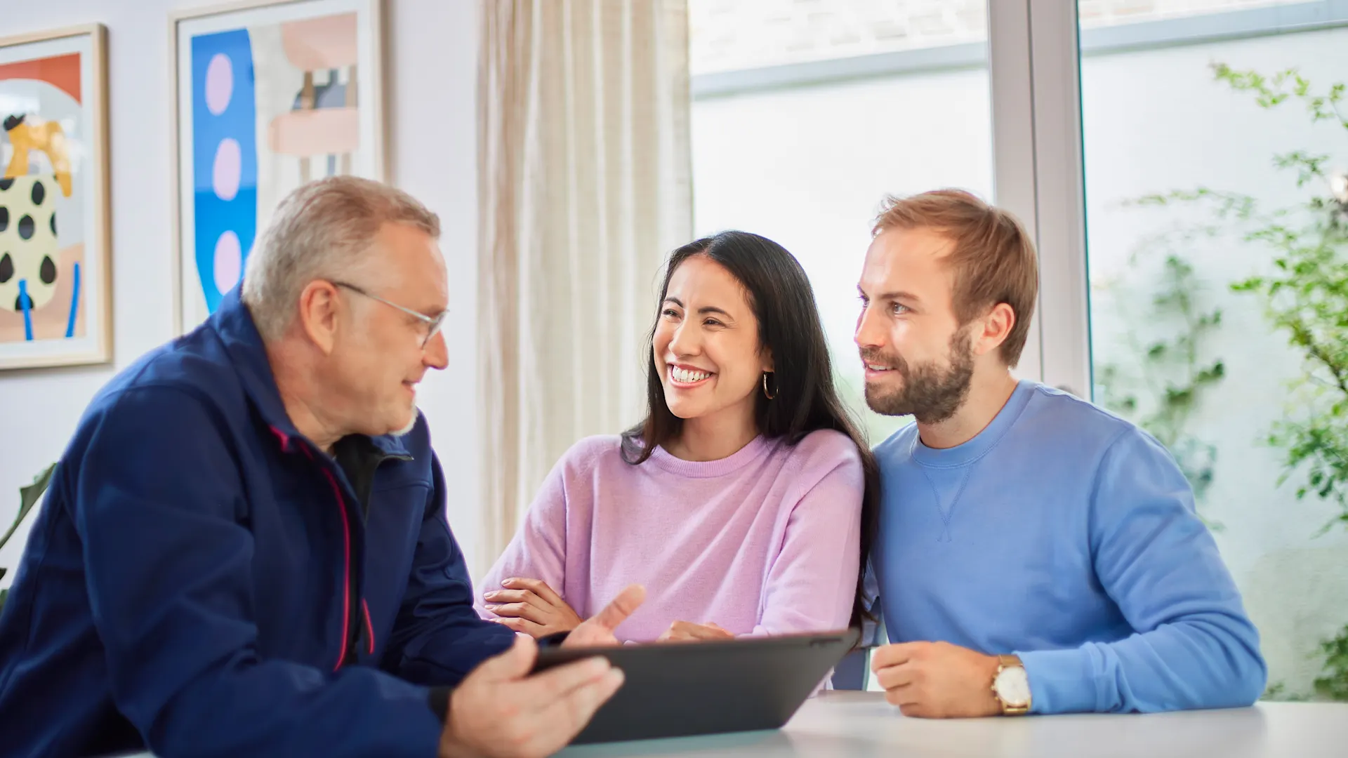 Beratungsservice Energieeffizienz Ein Mitarbeiter der NEW leistet Beratungsservices bezüglich Energieeffizienz bei einem jungen Paar zu Hause.