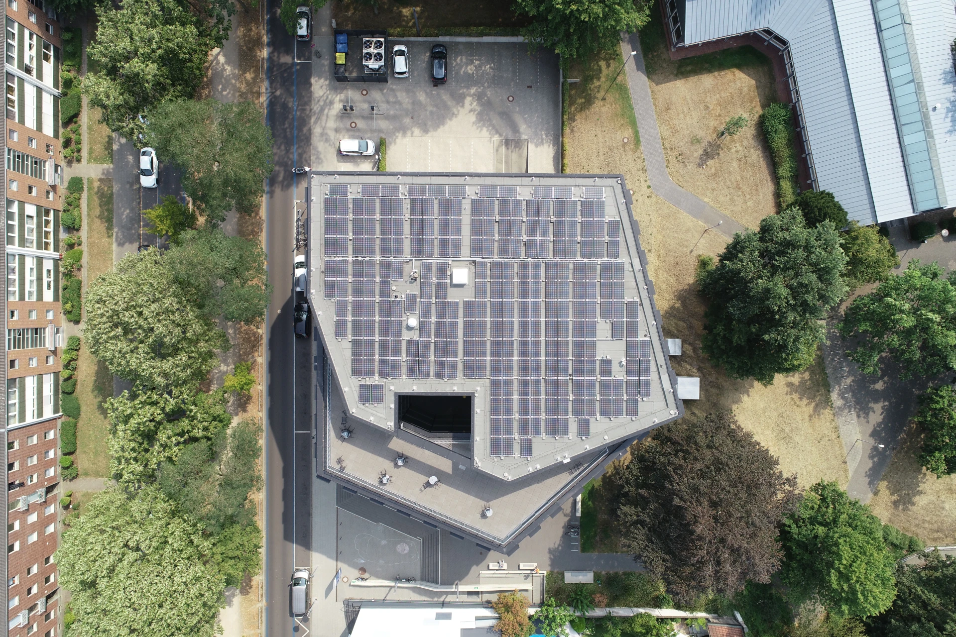 Ein Geschäftsgebäude mit Solarzellen von oben.