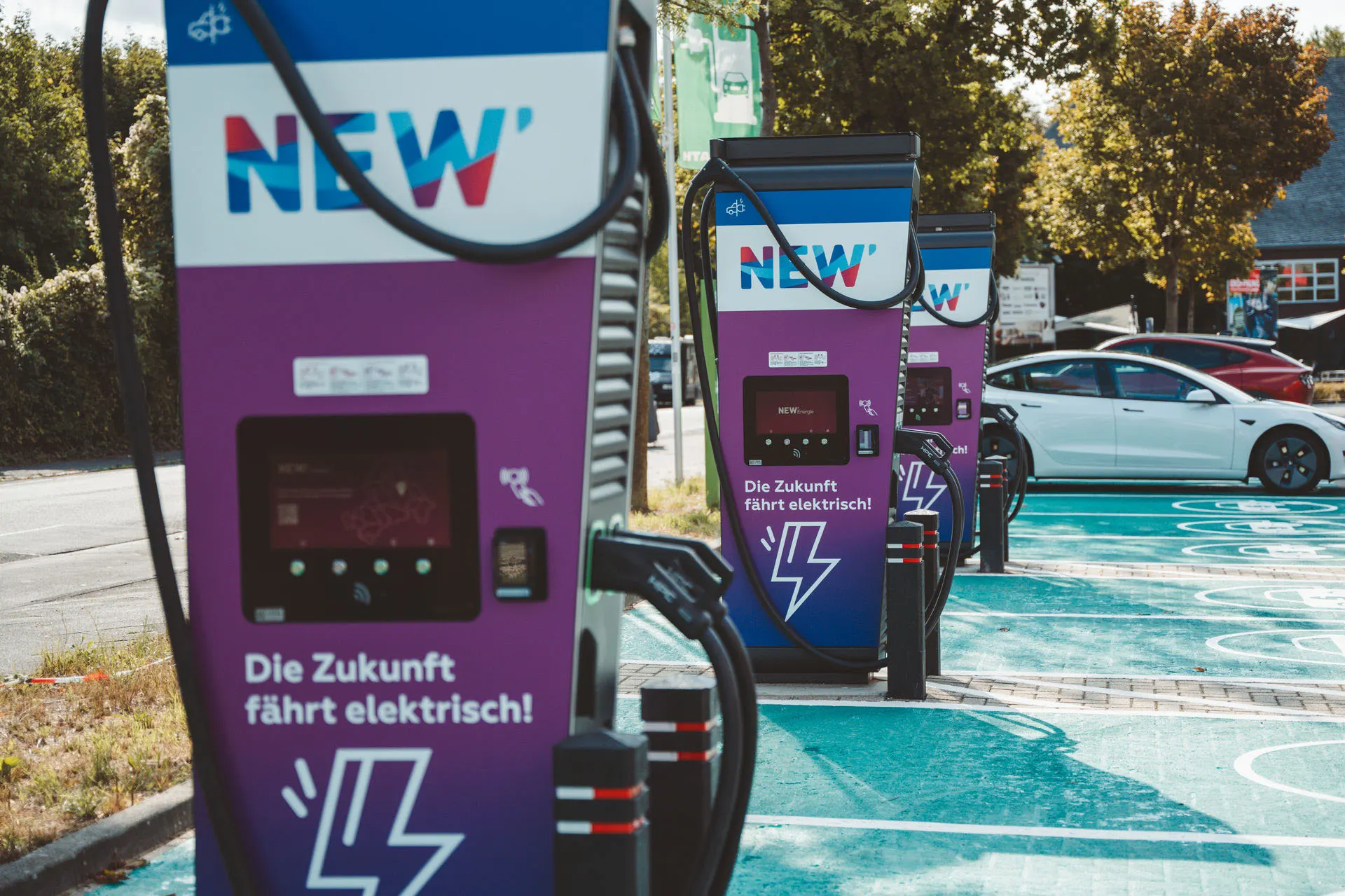 Ladesäulen der NEW Energie bei Schaffrath Auf dem Parkplatz des Möbelhauses Schaffrath in Mönchengladbach stehen mehrere Ladesäulen der NEW Energie.