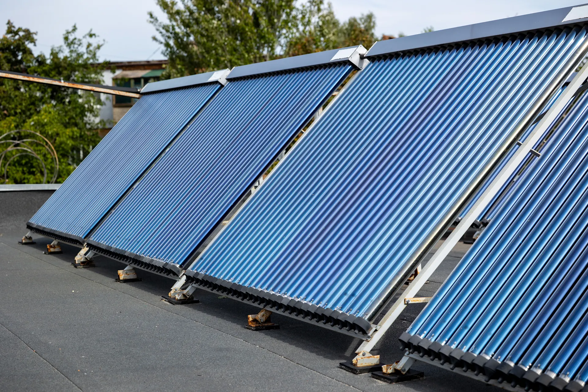 Wärmeerzeugung durch Solarthermie Auf einem Dach steht eine Solarthermie-Anlage.
