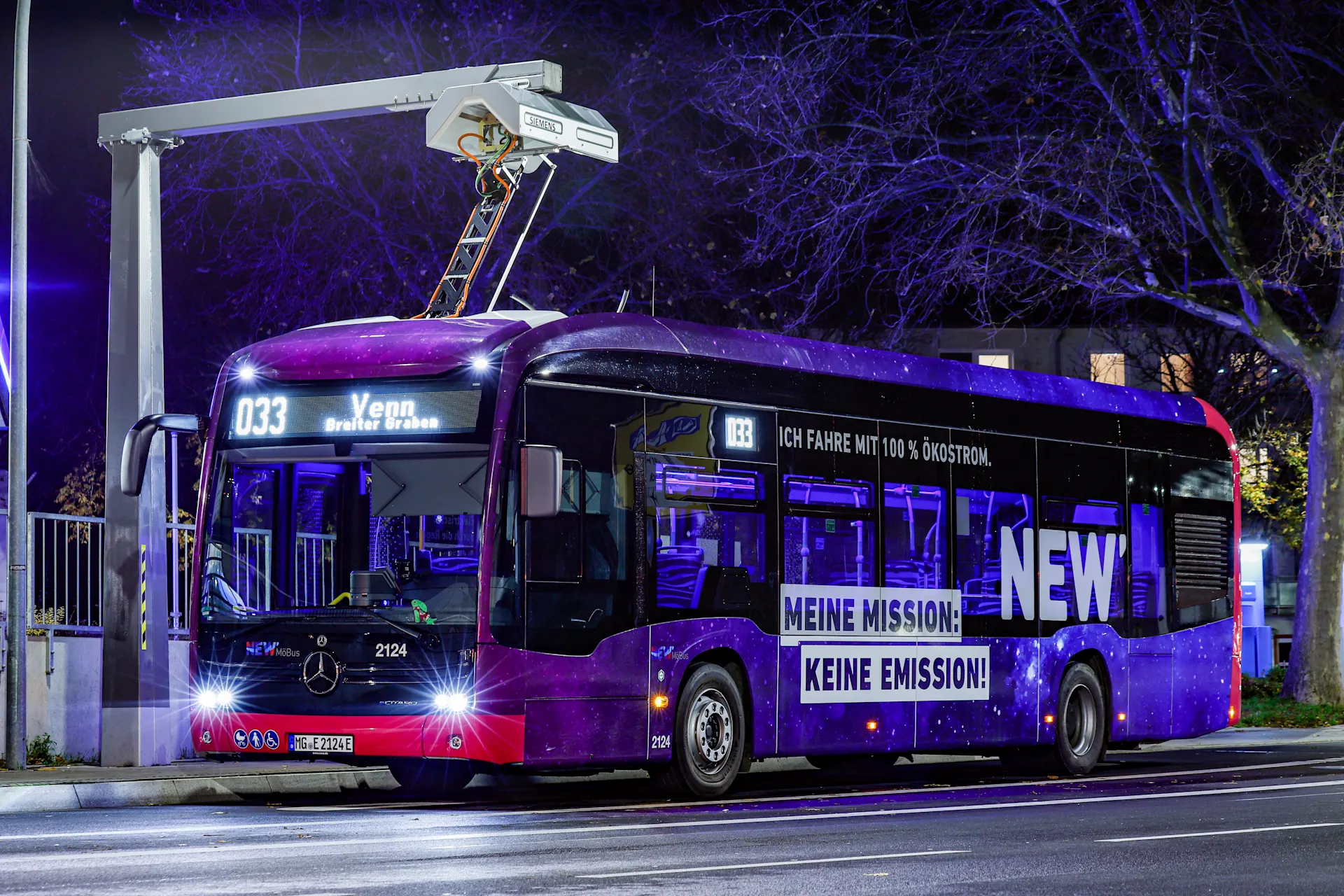 Ein Elektro-Bus der NEW bei Nacht.