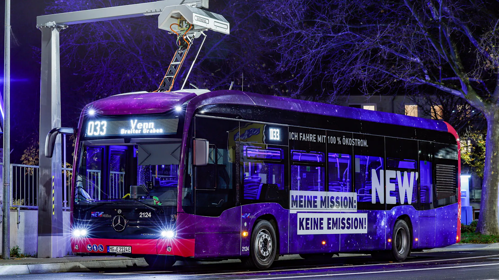 NEW E-Bus Ein Elektro-Bus der NEW bei Nacht.