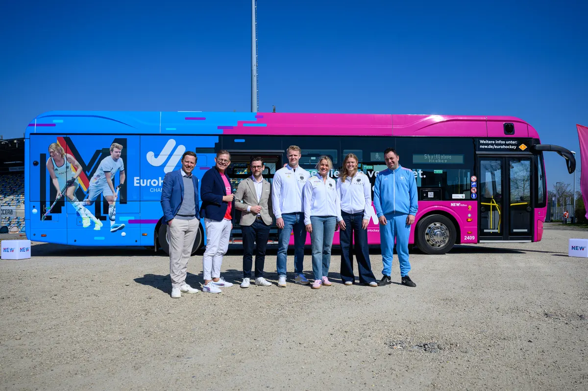 Vor dem Hockey-Bus der NEW von links nach rechts: Julien Keibel, Kaufmännischer Vorstand des DHB, Frank Kindervatter, Vorstand der NEW, Felix Heinrichs, OB der Stadt Mönchengladbach, Tom Grambusch, Julia Sonntag, Lilly Stoffelsma, Dennis Steins
