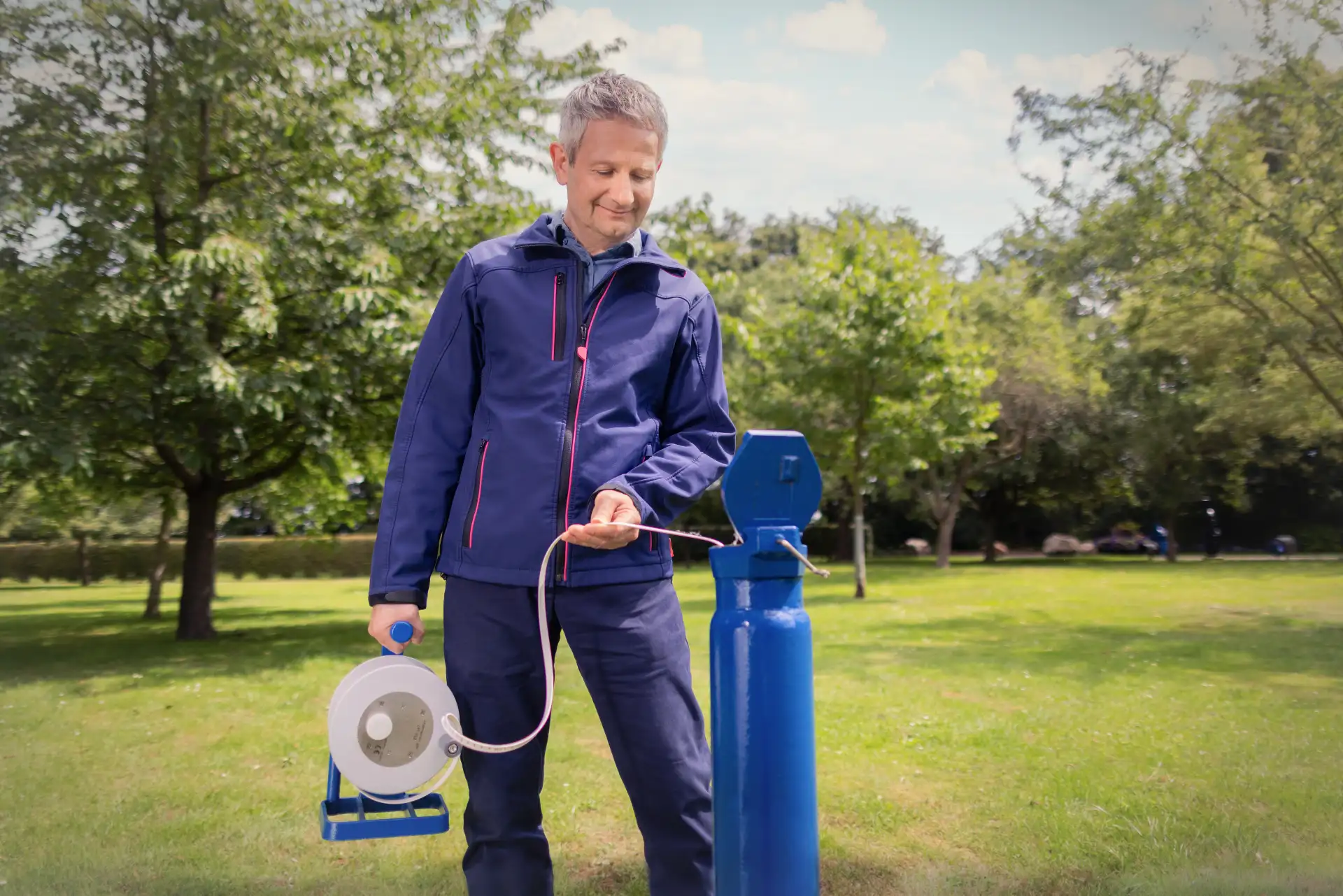 Ein Mitarbeiter prüft den Wasserstand in einem Brunnen auf dem Gelände des Wasserwerks Helenabrunn