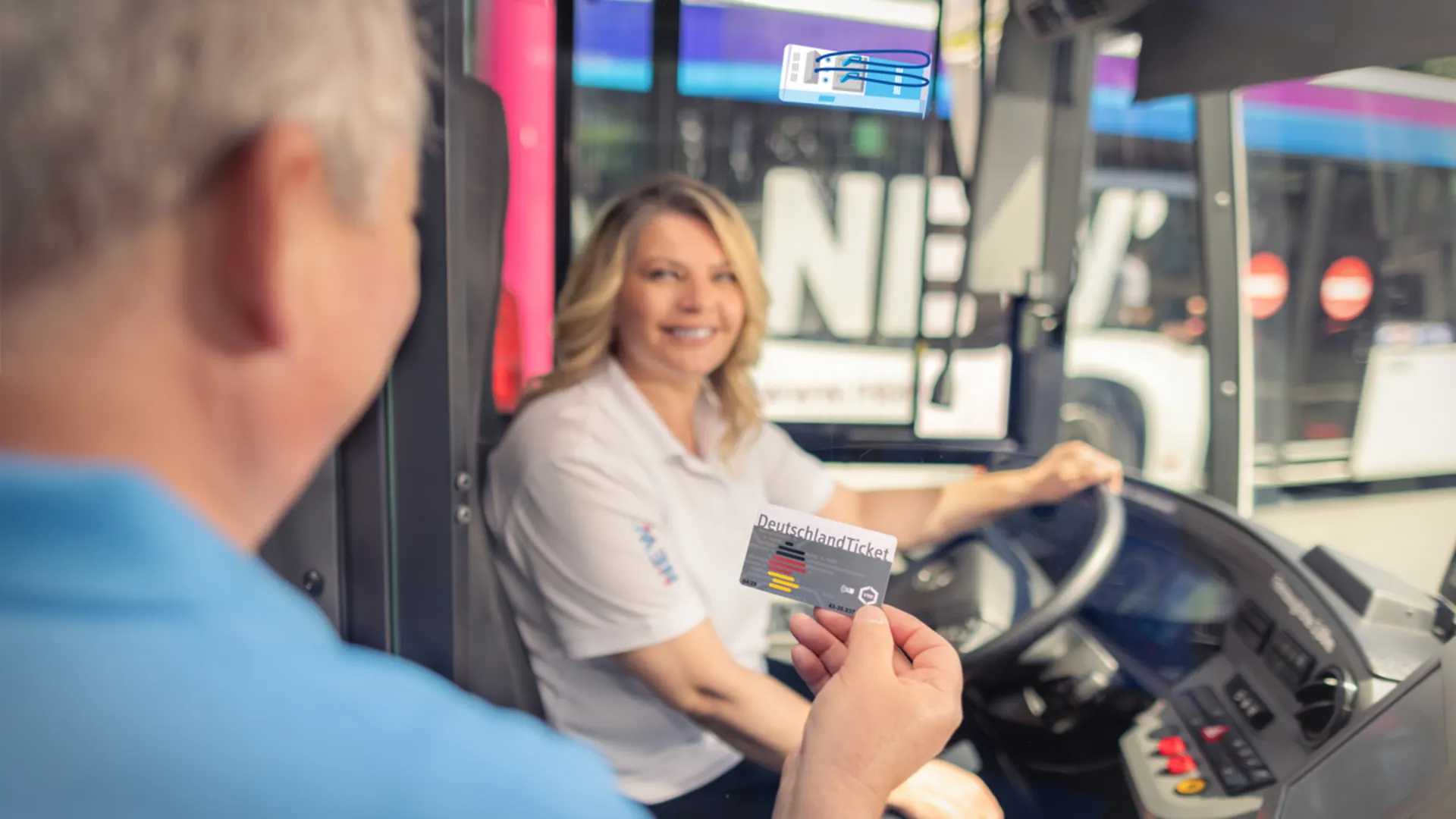 Fahrgast zeigt Deutschlandticket Fahrgast zeigt Deutschlandticket