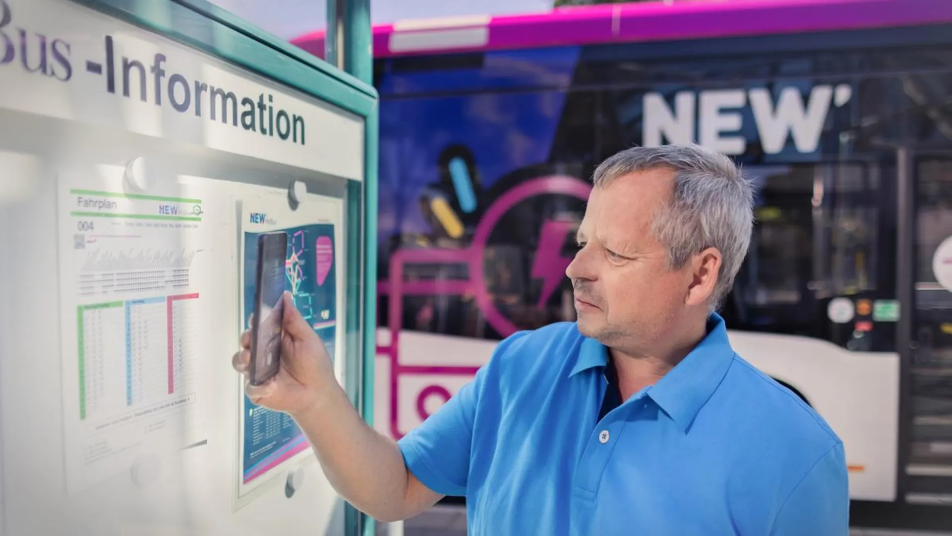 Fahrplan Fahrgast steht an Bushaltestelle und scannt mit seinem Smartphone ein QR-Code ein.